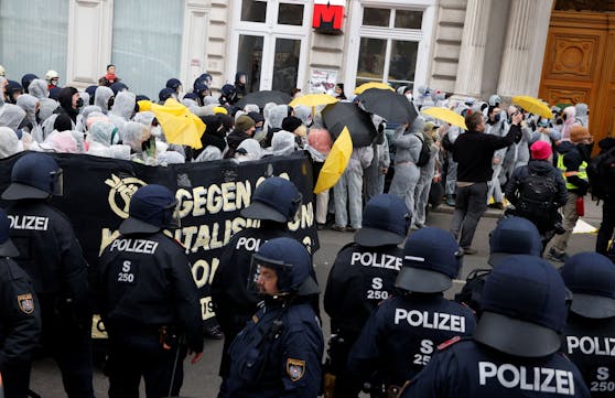 Bei der Demonstration gegen die Gas-Konferenz am Montag wurden 143 Menschen festgenommen.