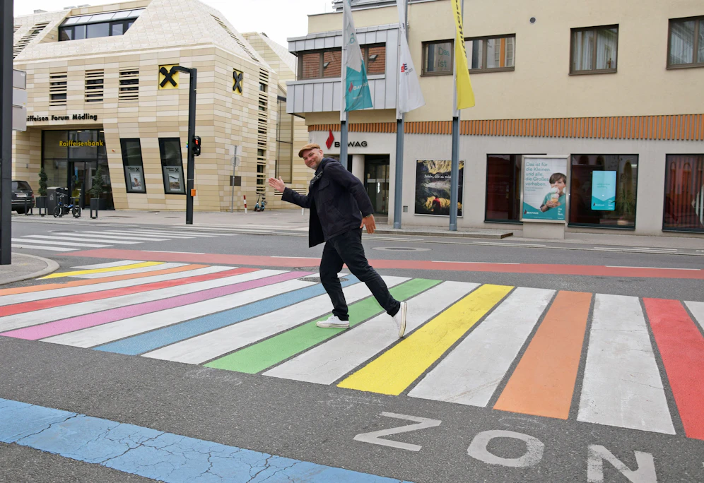 Vizebürgermeister Rainer Praschak am neuen Regenbogen-Zebrastreifen.
