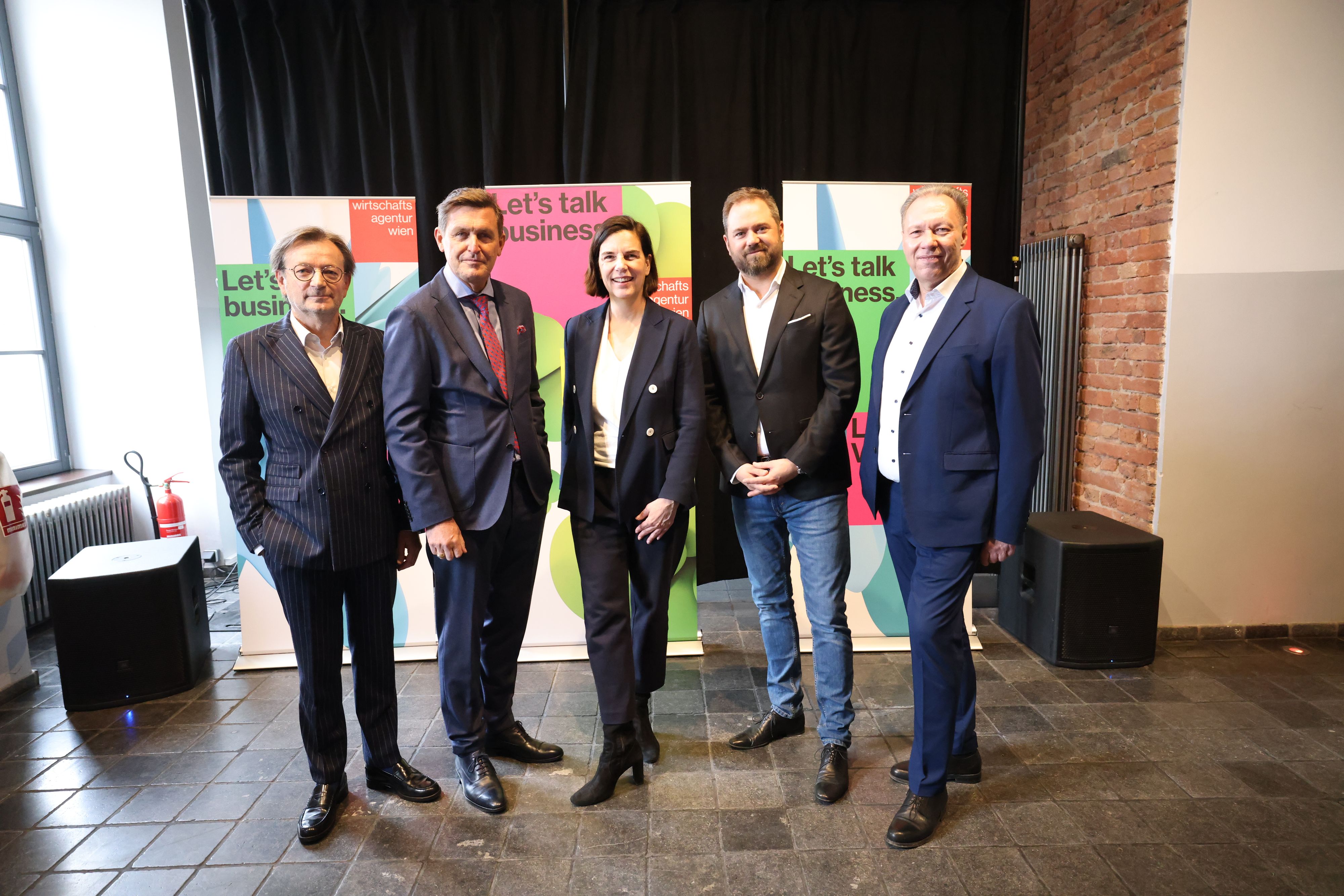 Wirtschaftsagentur-Geschäftsführer Gerhard Hirczi, Wirtschaftsstadtrat Peter Hanke, Christiane Wenckheim von der Ottakringer Brauerei, NEOS-Wirtschaftssprecher Markus Ornig und Ottakrings Bezirksvorsteher Franz Prokop bei der Präsentation der neuen Grätzlinitiative