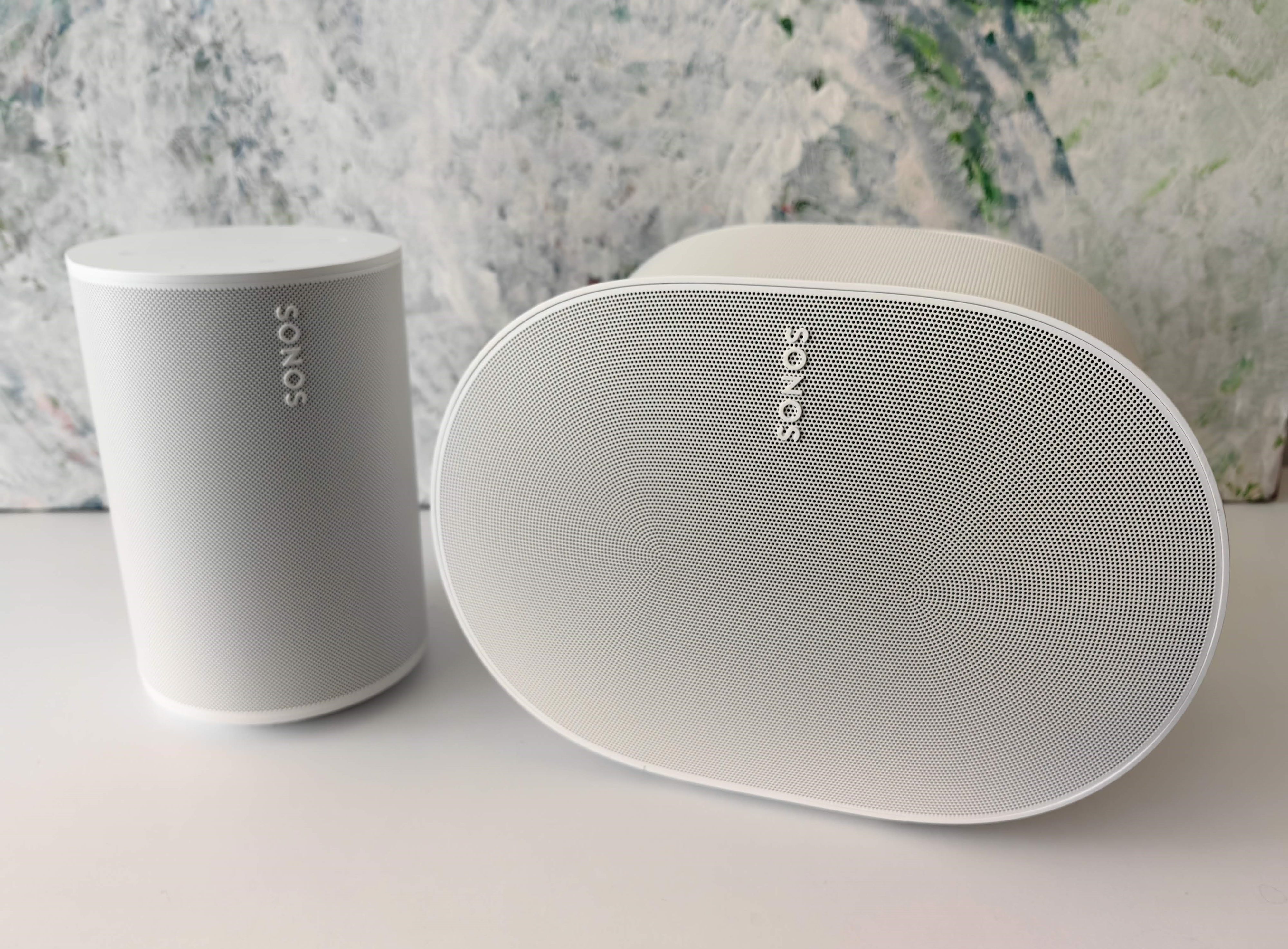 Die beiden neuen Sonos-Lautsprecher Era 100 (links) und Era 300 bringen gleich zwei riesige Verbesserungen mit sich.