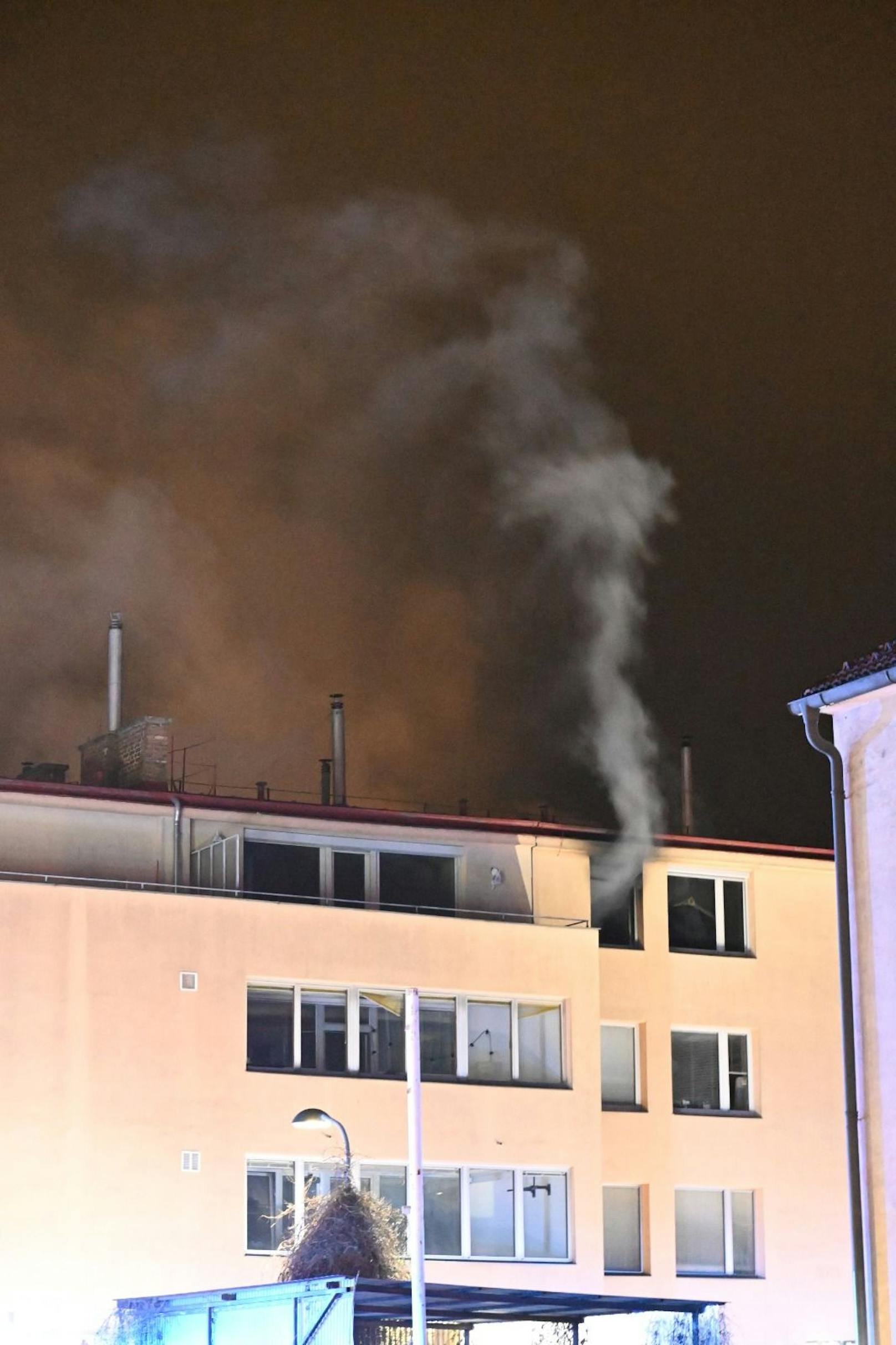 ﻿Flammen-Inferno in Wien-Simmering endet in Großeinsatz