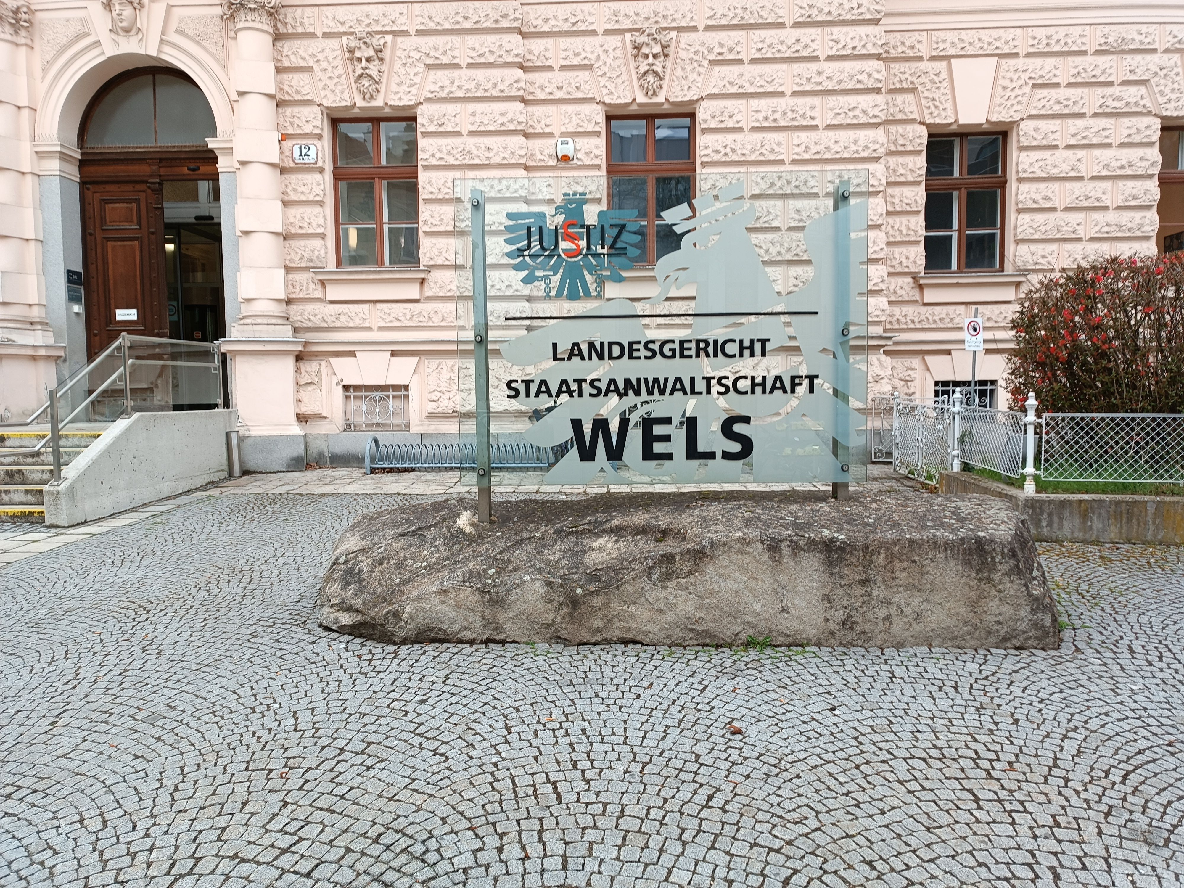 Ein 32-Jähriger musste sich am Montag wegen Vergewaltigung, Körperverletzung und Drohung am Landesgericht Wels verantworten.