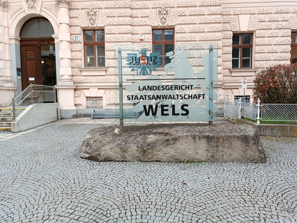 Der 40-jährige Afghane stand am Dienstag in Wels vor Gericht. Er soll seine Frau und Söhne geschlagen haben. Ein Urteil wird für Dienstag noch nicht erwartet.