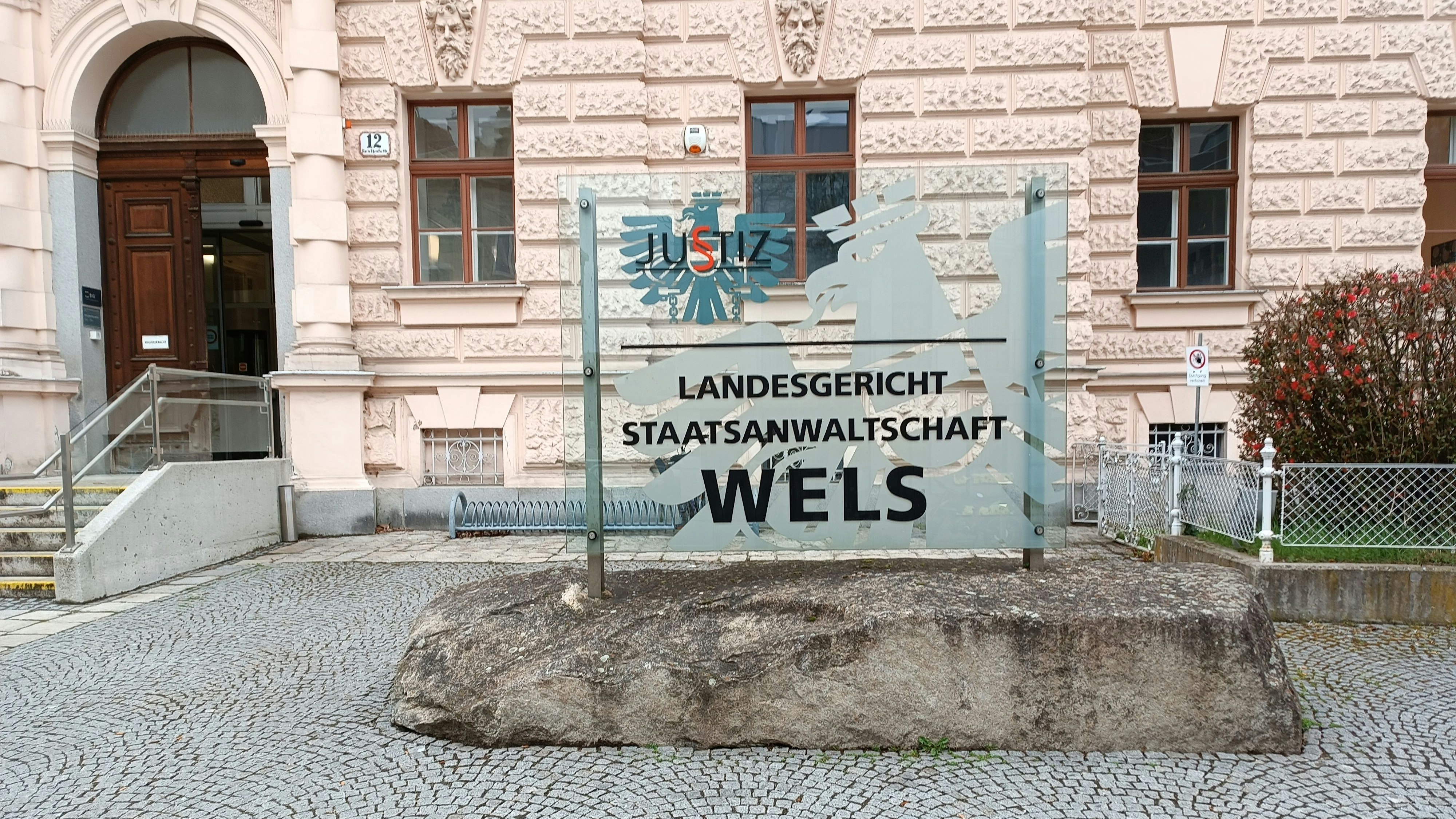 Ein 32-Jähriger musste sich am Montag wegen Vergewaltigung, Körperverletzung und Drohung am Landesgericht Wels verantworten.