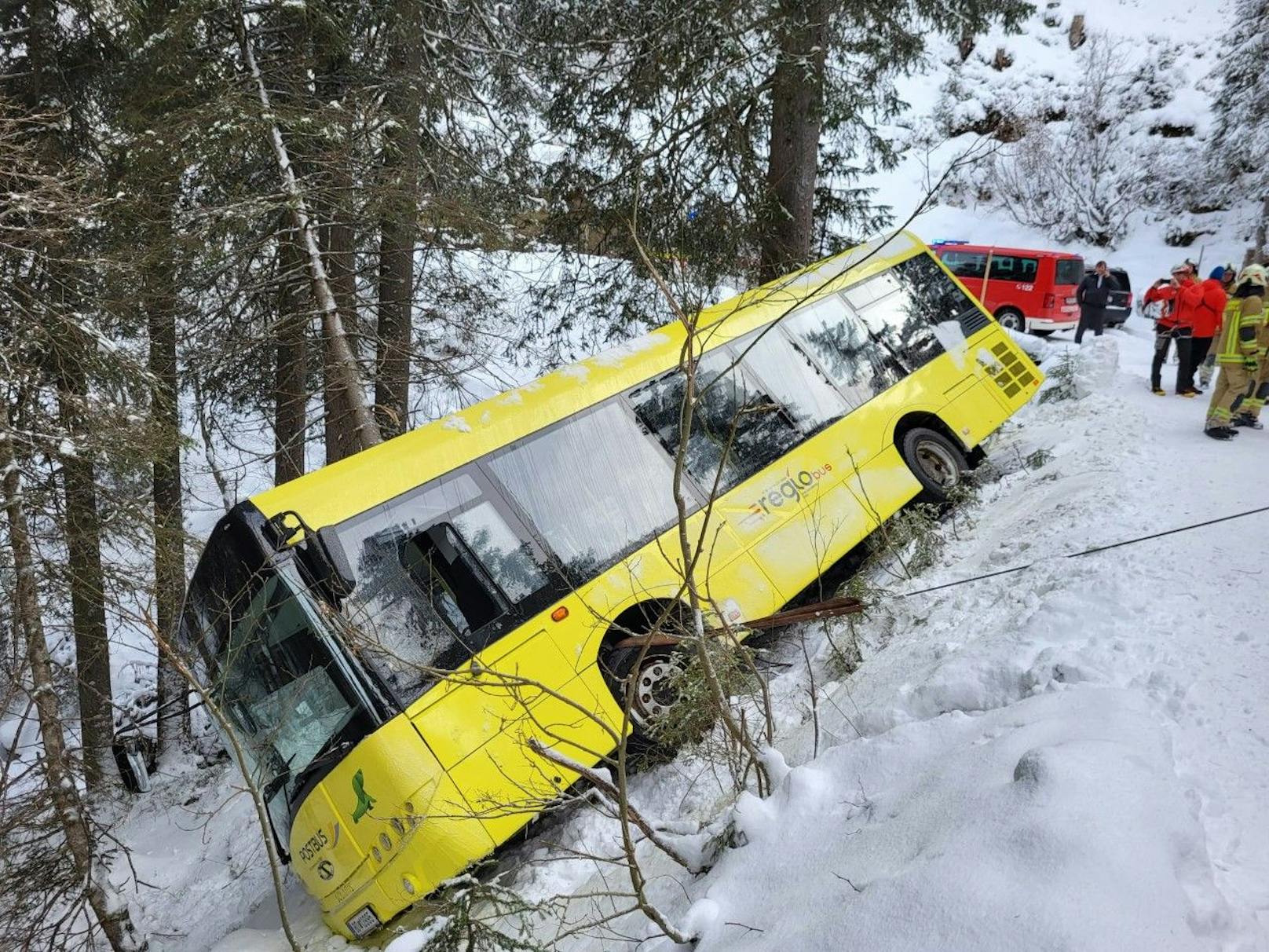 Passagiere an Bord – Bus crasht im Schnee