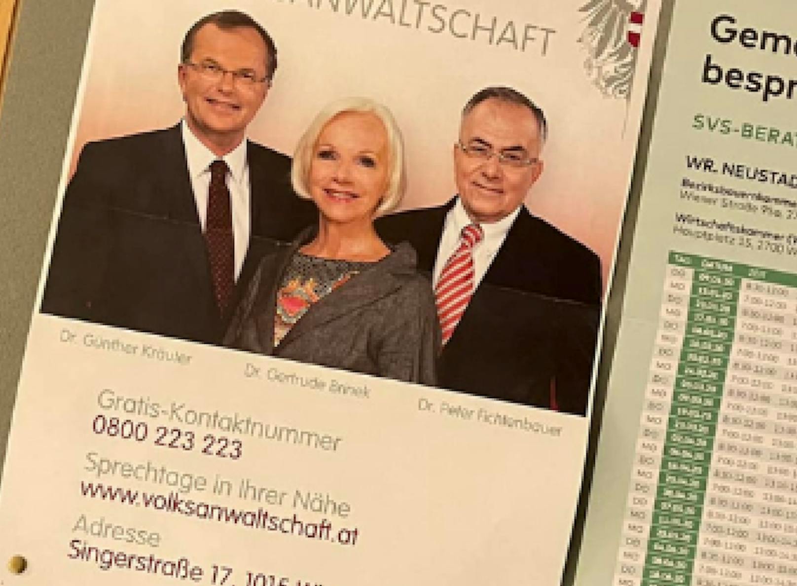 Info-Folder hängt auf der BH Wiener Neustadt: Keiner der drei Volksanwälte ist aktiv: Einer ist tot (Kräuter), bei einer (Brinek) wurde selbst der Nachfolger schon ersetzt und der dritte (Fichtenbauer) ist seit 2019 nicht mehr aktiv.