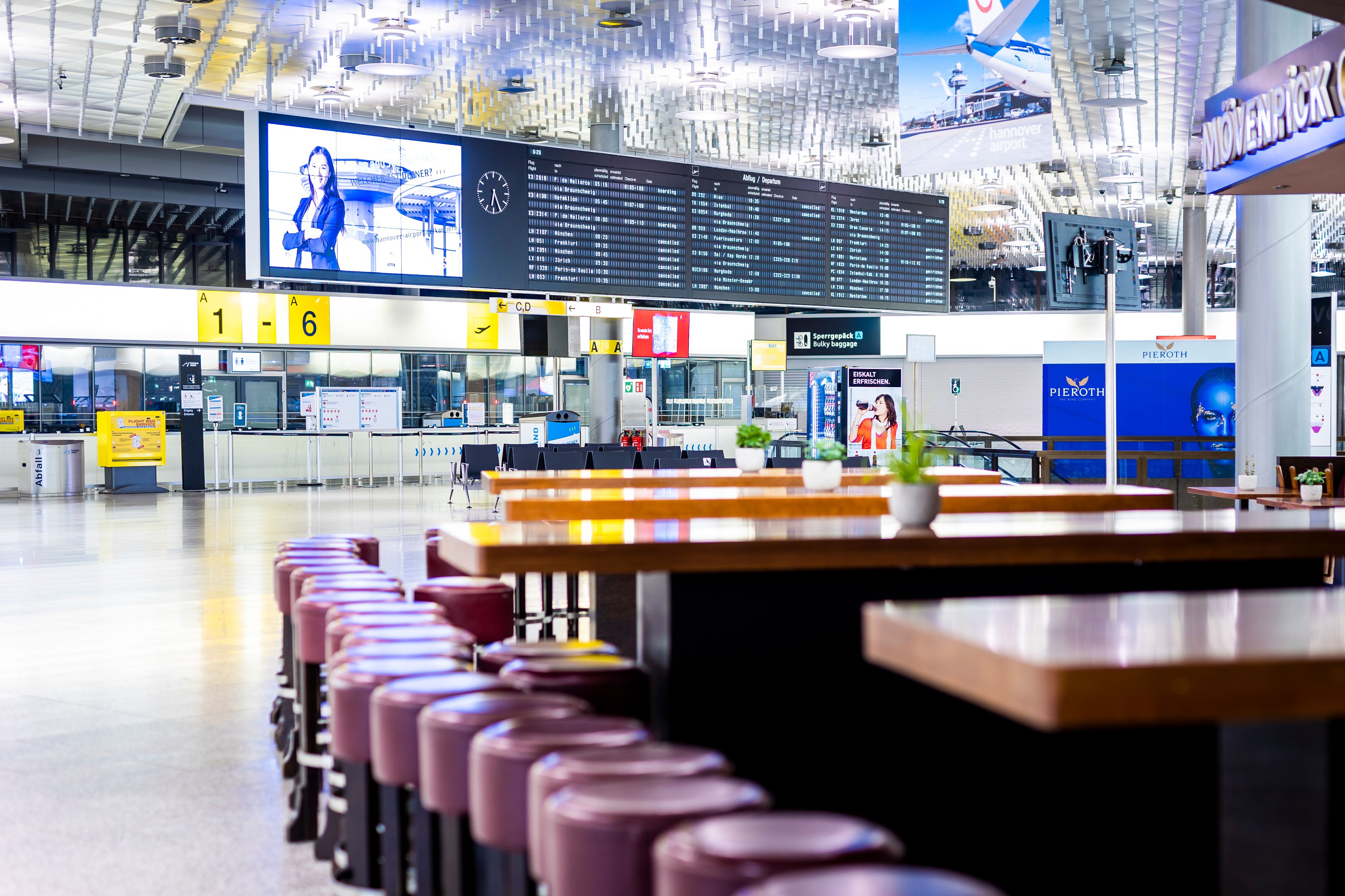 Download von www.picturedesk.com am 27.03.2023 (08:39).  27 March 2023, Lower Saxony, Langenhagen: Hannover-Langenhagen Airport is empty this morning. With a large-scale nationwide warning strike, the EVG and Verdi unions paralyzed large parts of the public transport system on Monday. Photo: Moritz Frankenberg/dpa - 20230327_PD0944 - Rechteinfo: Rights Managed (RM)