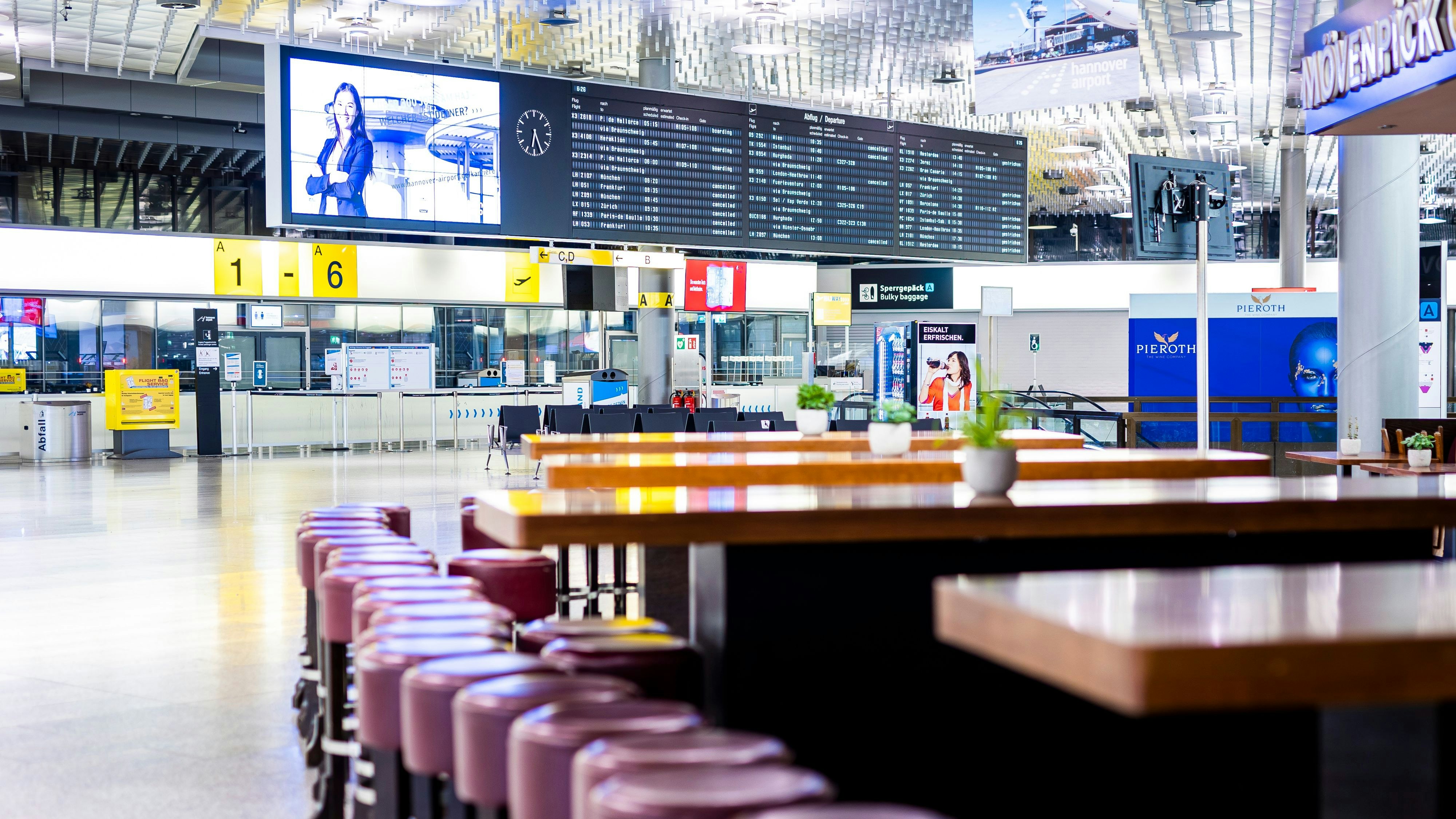 Download von www.picturedesk.com am 27.03.2023 (08:39).  27 March 2023, Lower Saxony, Langenhagen: Hannover-Langenhagen Airport is empty this morning. With a large-scale nationwide warning strike, the EVG and Verdi unions paralyzed large parts of the public transport system on Monday. Photo: Moritz Frankenberg/dpa - 20230327_PD0944 - Rechteinfo: Rights Managed (RM)
