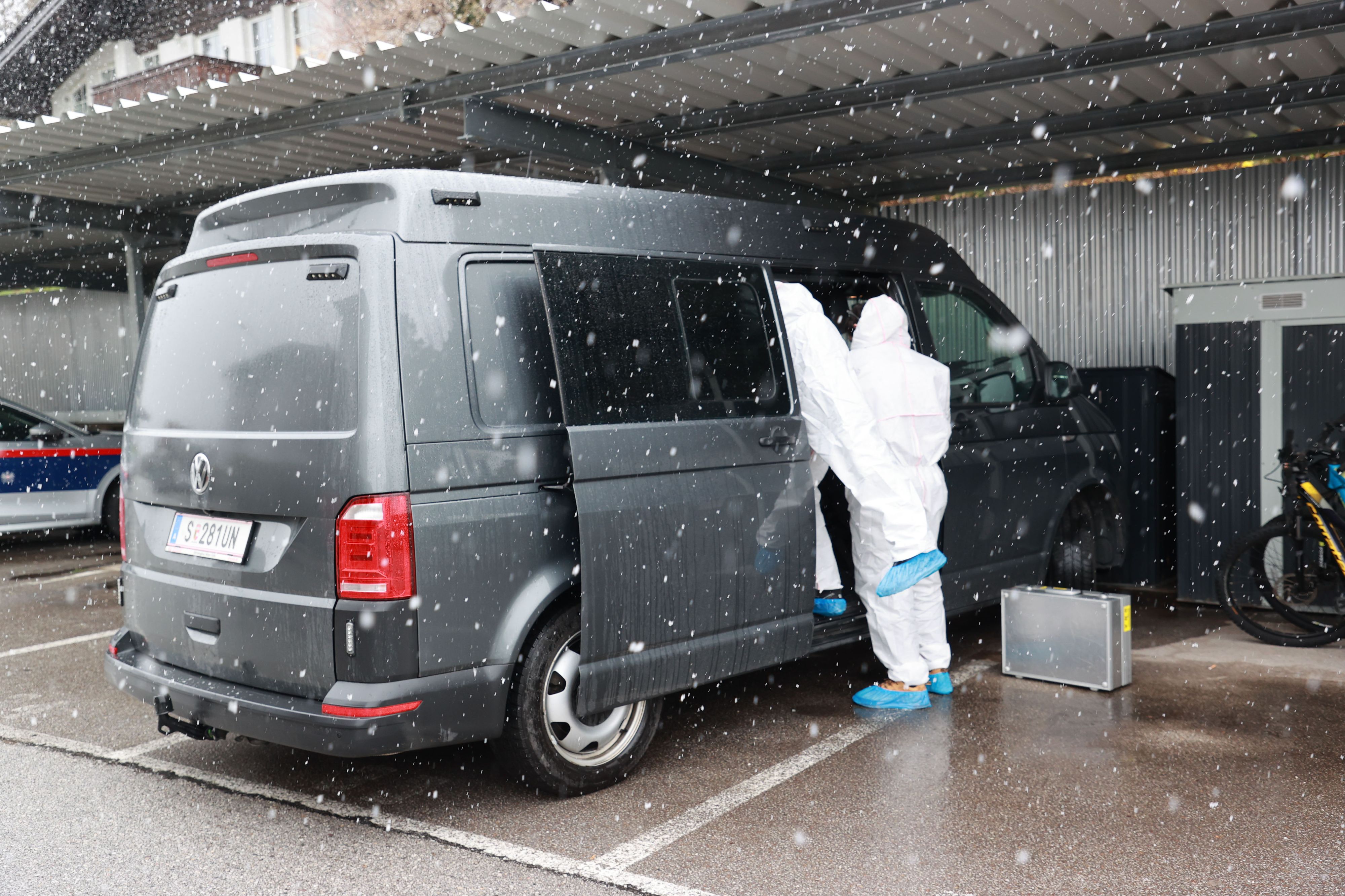 Der Mann wurde von einem 34-Jährigen mit einem Messer erstochen und erlag seinen Wunden. Der Täter begab sich nach der schrecklichen Tat auf die Flucht – eine Großfahndung wurde veranlasst. 