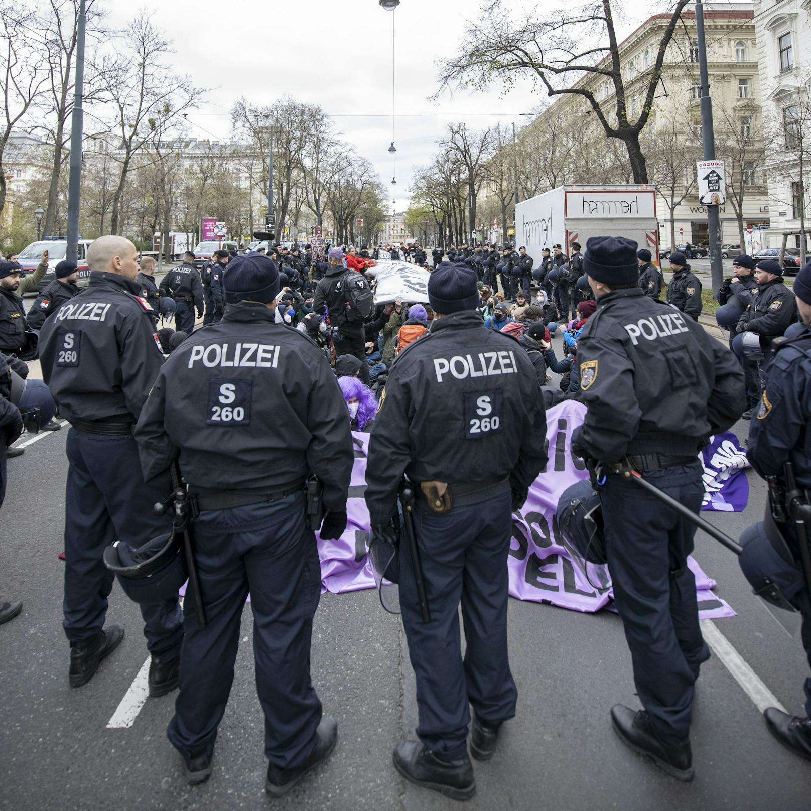 Proteste gegen die am 27. März 2023 in Wien beginnende Europäische Gas-Konferenz in Wien haben den Verkehr vielerorts völlig lahmgelegt.
