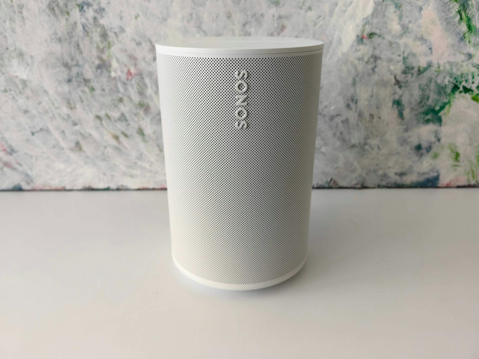 Der Sonos Era 100 kann jetzt Stereo-Sound, Bluetooth-Verbindungen und ein noch klareres Klangbild. Er ist damit dem Sonos One überlegen.