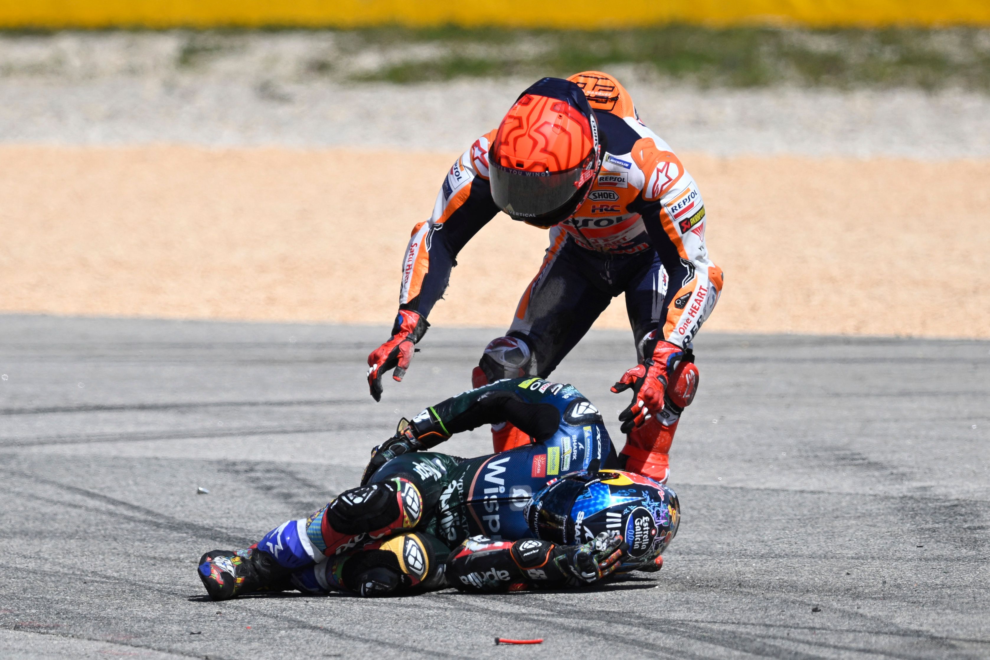 Download von www.picturedesk.com am 27.03.2023 (10:13).  Honda Spanish rider Marc Marquez (R) checks on Aprilia Portuguese rider Miguel Oliveira after crashing during the MotoGP race of the Portuguese Grand Prix at the Algarve International Circuit in Portimao, on March 26, 2023. (Photo by PATRICIA DE MELO MOREIRA / AFP) - 20230326_PD2938 - Rechteinfo: Rights Managed (RM) Nur für redaktionelle Nutzung! Werbliche Nutzung erfordert Freigabe: bitte schicken Sie uns eine Anfrage.