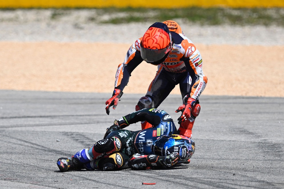 Marquez kümmert sich nach dem Sturz um Oliveira.