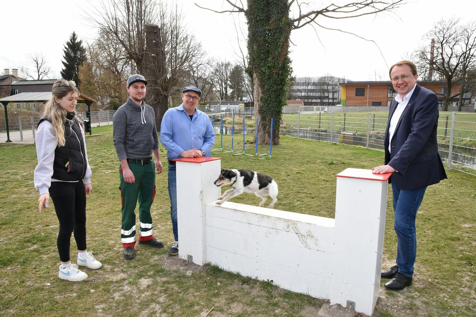 Hundehalterin Michelle Bachel, Daniel Brandtner und Robert Wotapek (Stadtgärtnerei), Maggy und Bürgermeister Matthias Stadler in der neuen Hundezone-Nord.