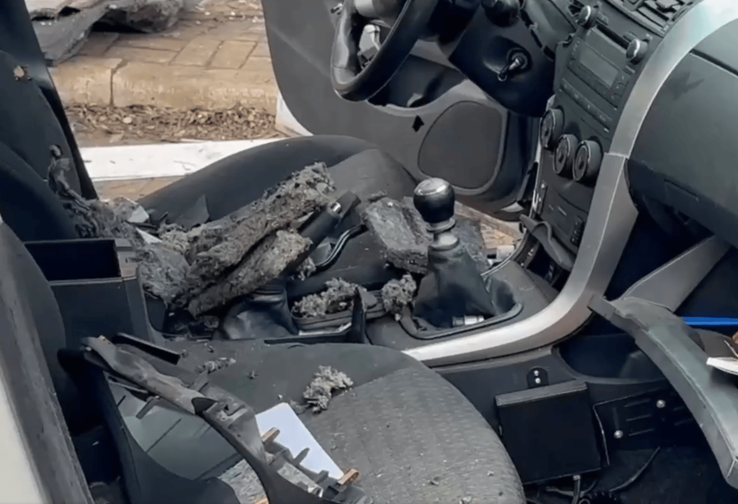 Das Auto ist sichtlich gezeichnet – der Lenker scheint mit einem blauen Auge davongekommen zu sein. 