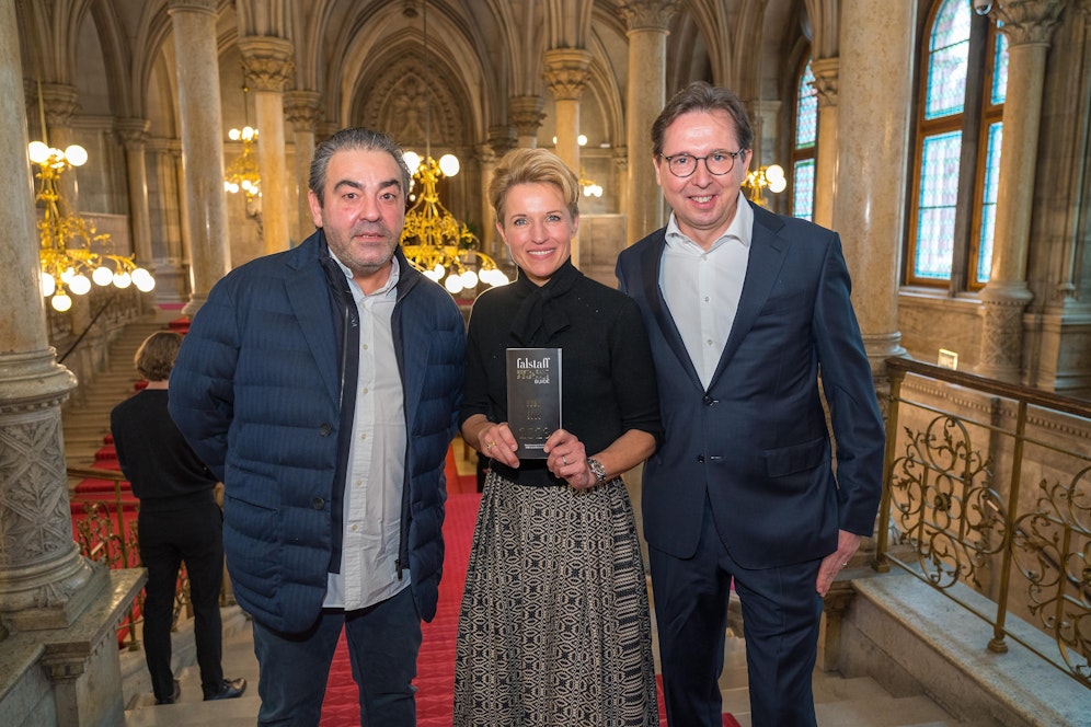 Falstaff Restaurant Guide Präsentation 2023 im Wiener Rathaus am Montag mit den Gastronomen Juan Amador und Birgit und Heinz Reitbauer vom Wiener Steirer Eck