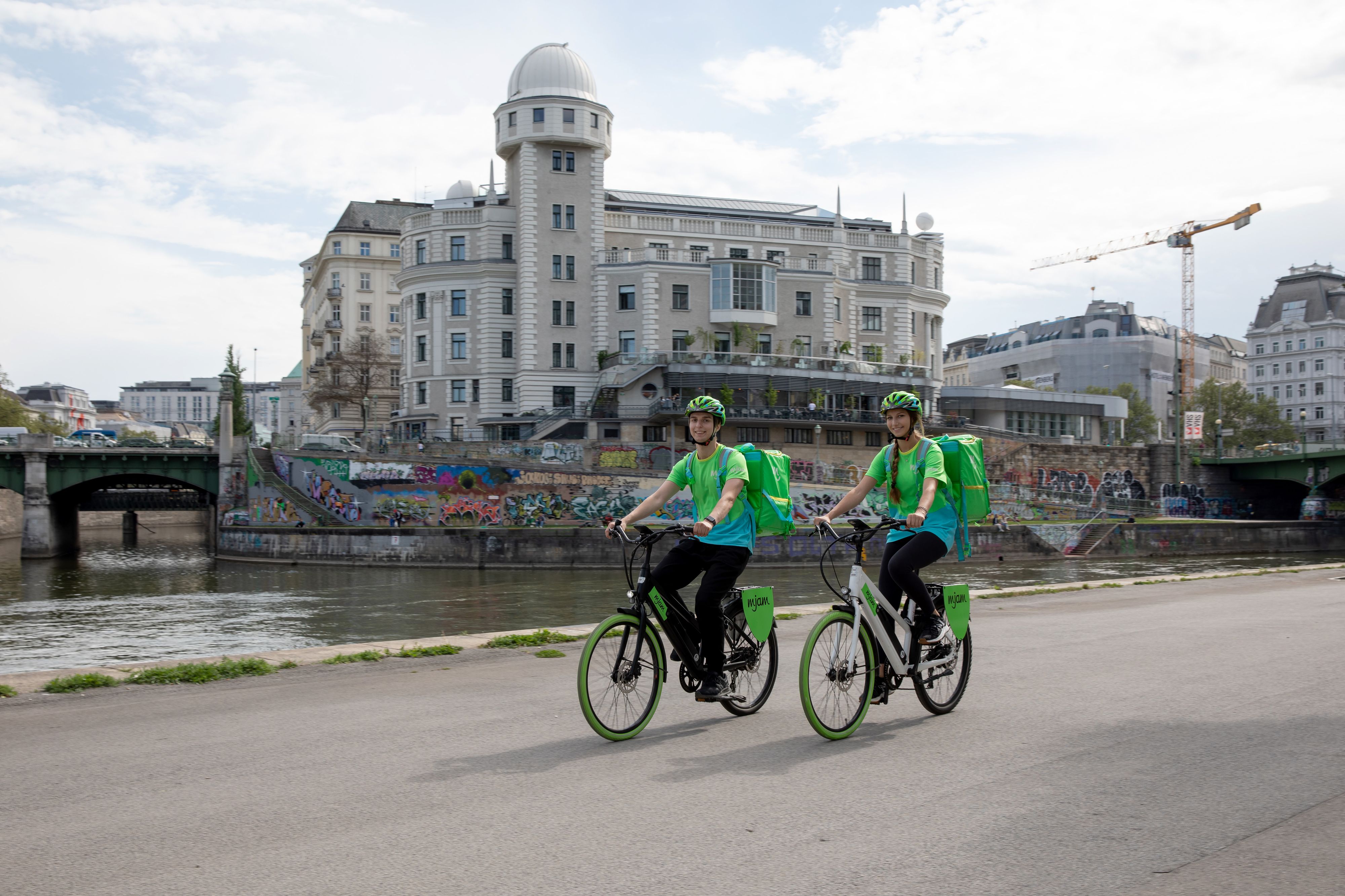 Die grünen Mjam-Rider werden ab Mai pinken der Marke Foodora weichen.