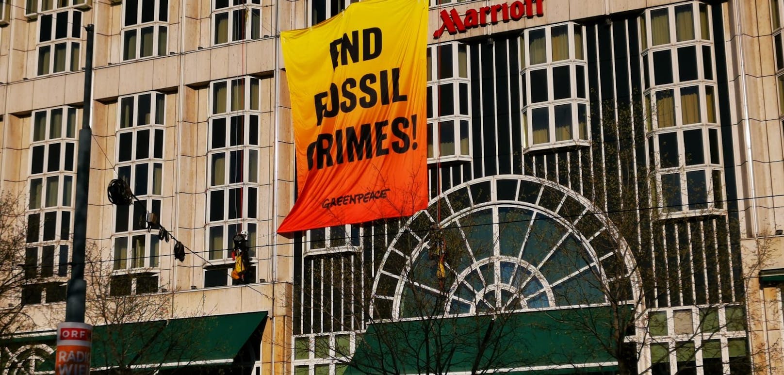 "End Fossil Crimes", so der Wortlaut des Greenpeace-Plakates.