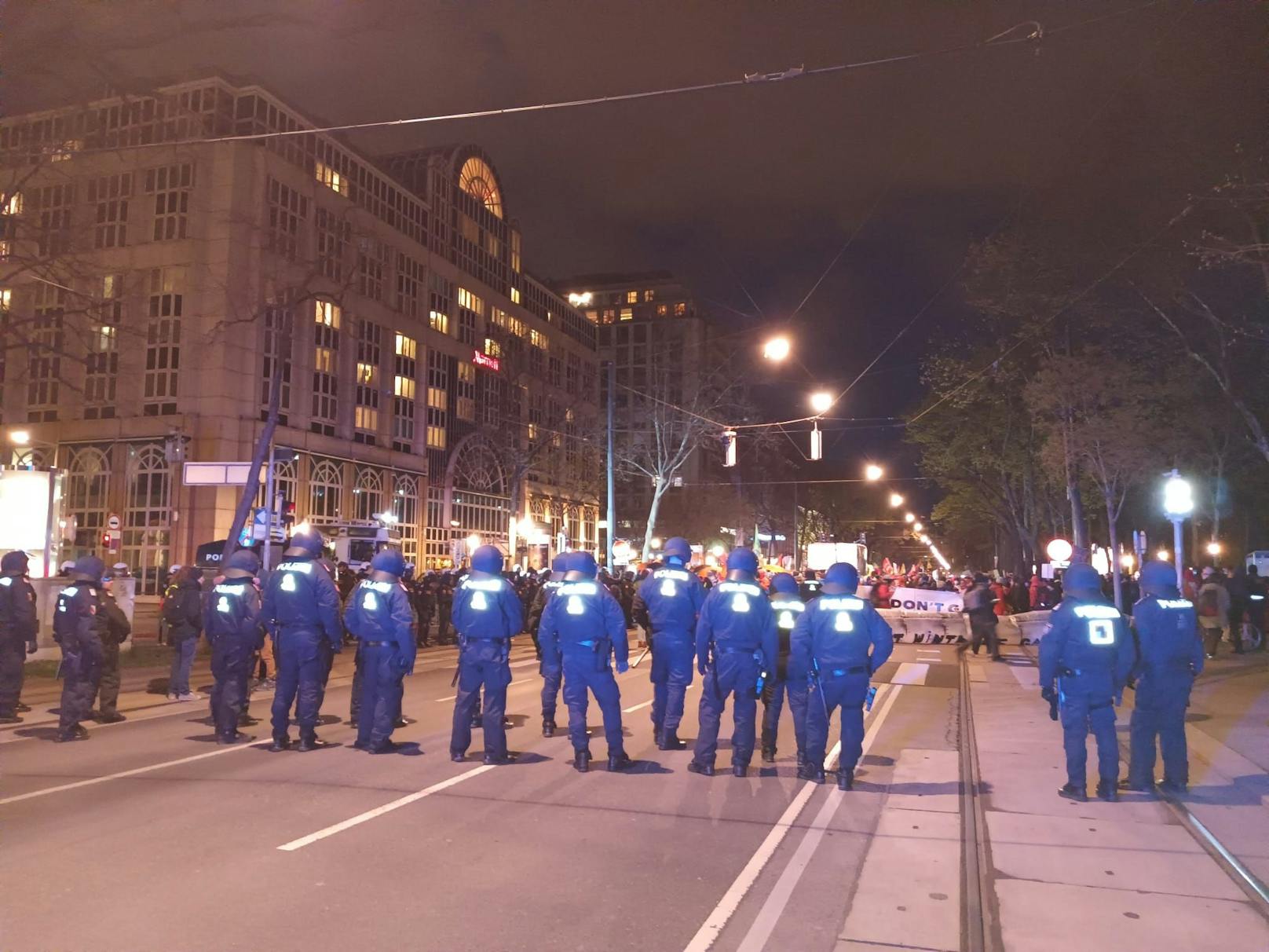 Polizei bei Gas-Demo in Wien im Großeinsatz