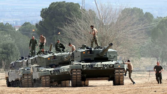 Ukrainische Soldaten wurden in einem Militärcamp in Spanien am Leopard-2-Panzer eingeschult.