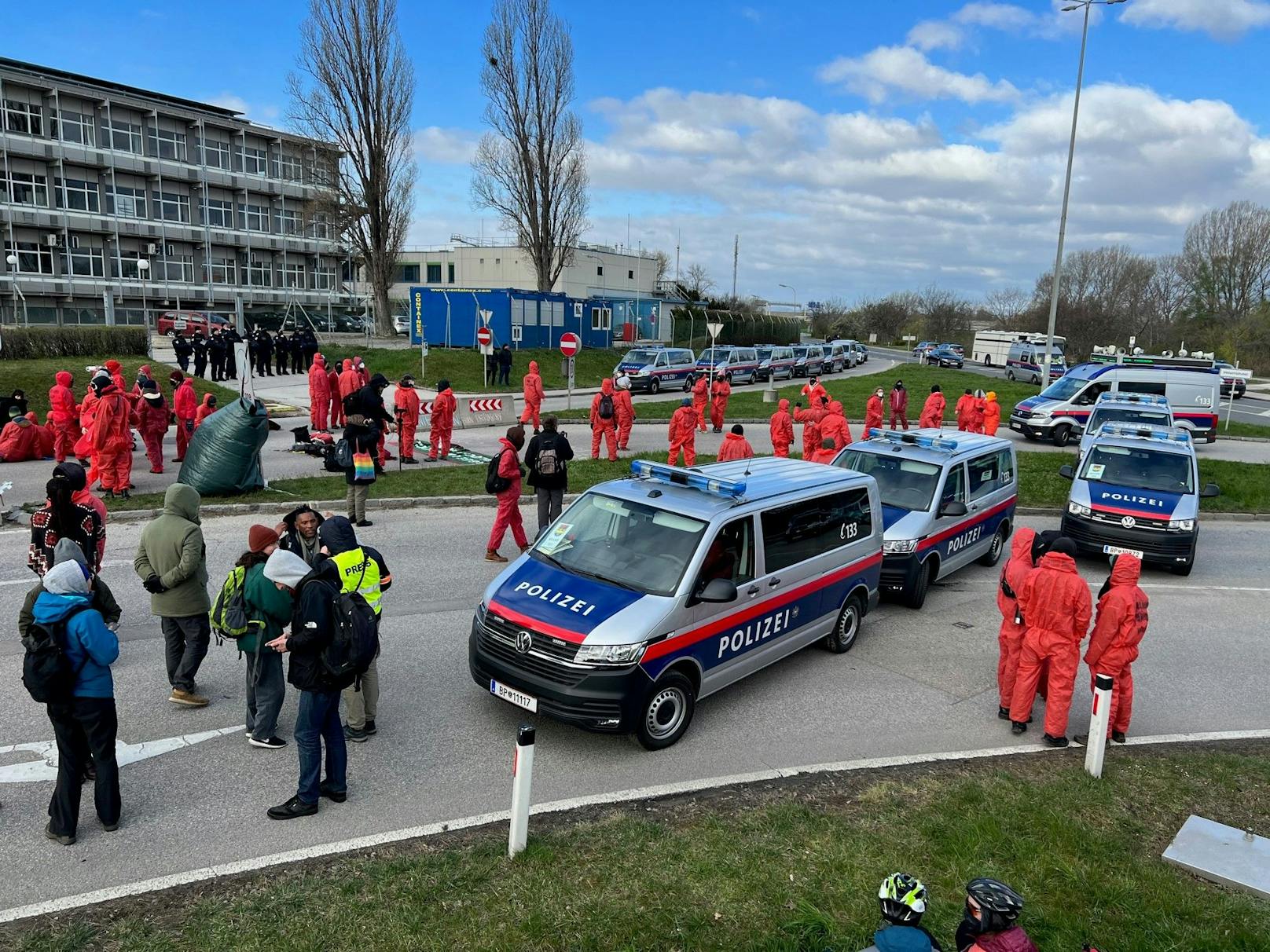 Am 28. März haben Gegner der Gas-Konferenz versucht, die OMV Raffinerie in Schwechat zu stürmen. Sie wurden kurz vor ihrem Ziel von einem Mega-Aufgebot der Polizei gestoppt.