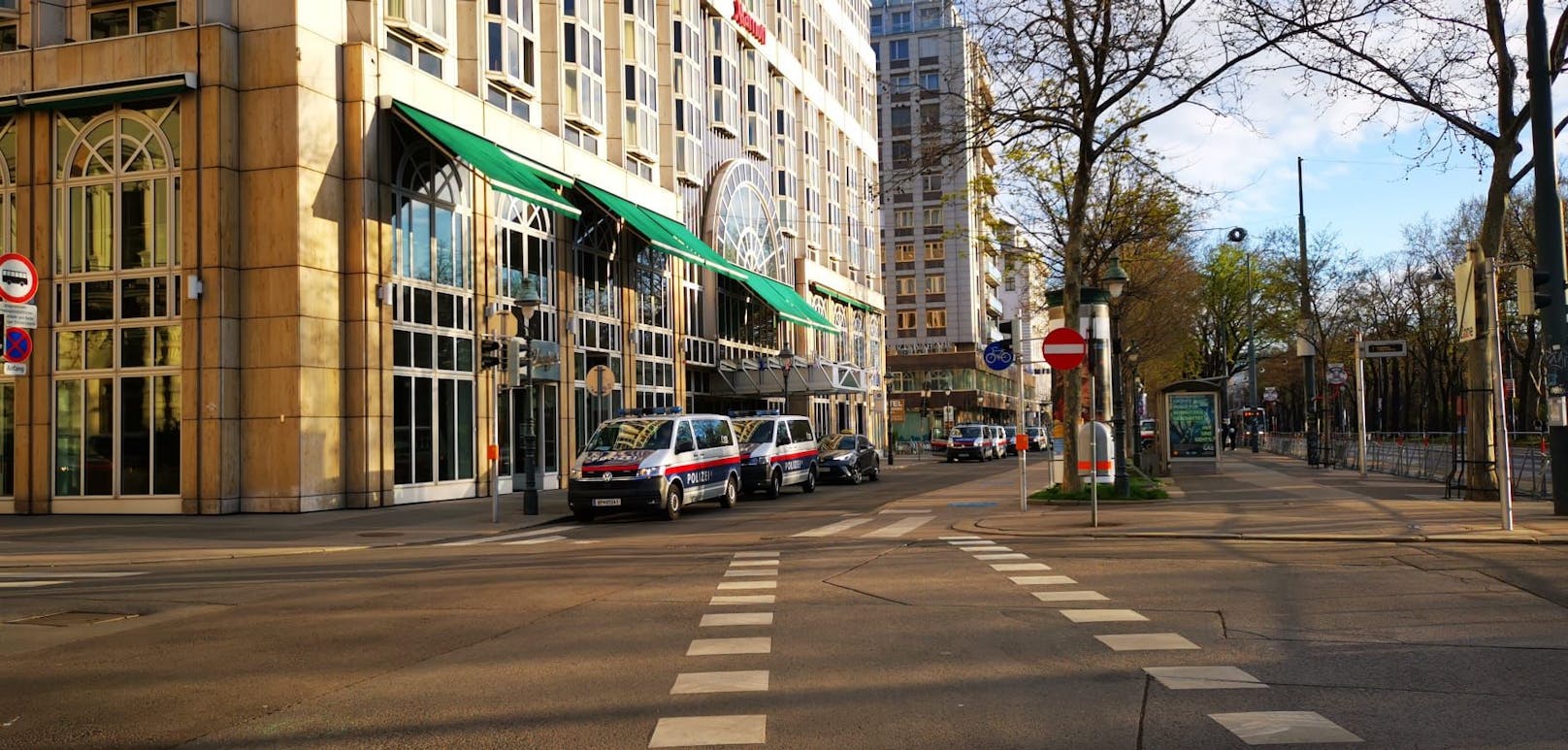 Trotz Platzverbot –Aktivisten kapern Gas-Hotel in Wien