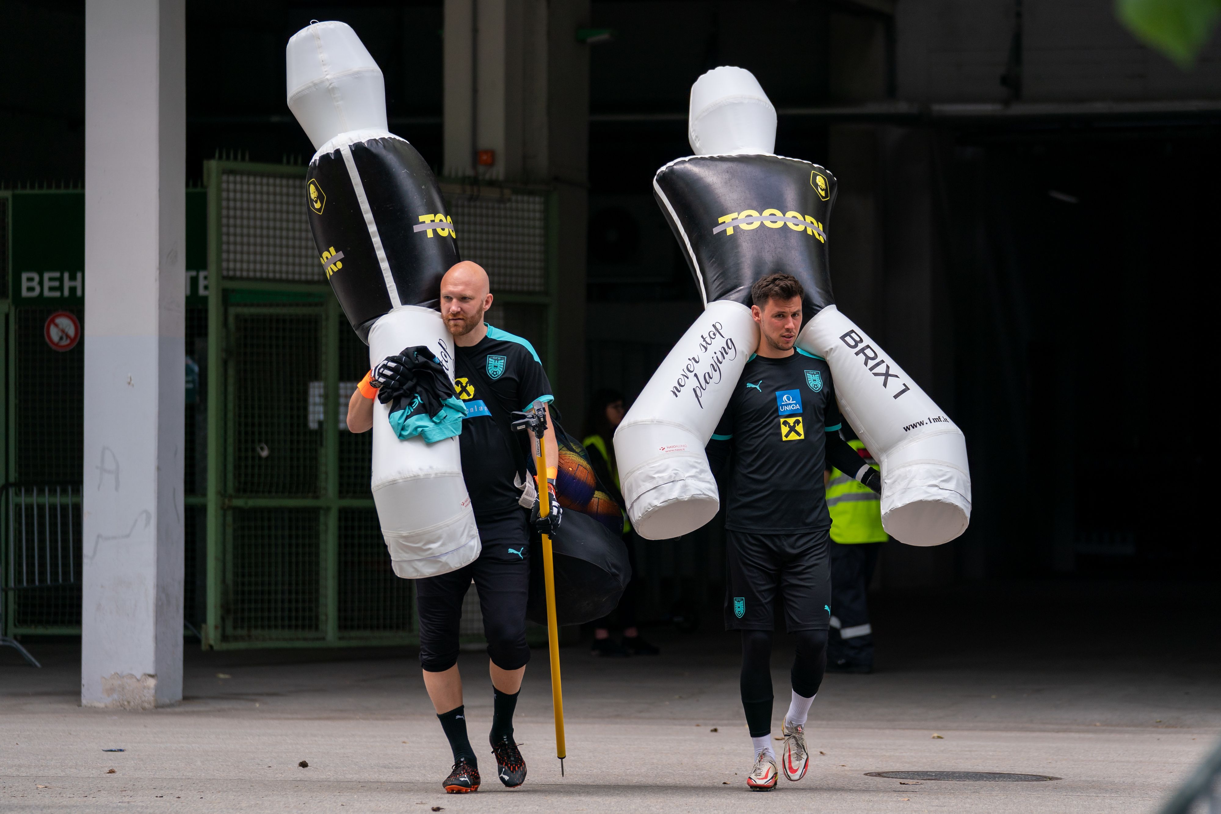 Robert Almer (l.) mit Team-Keeper Heinz Lindner&nbsp;