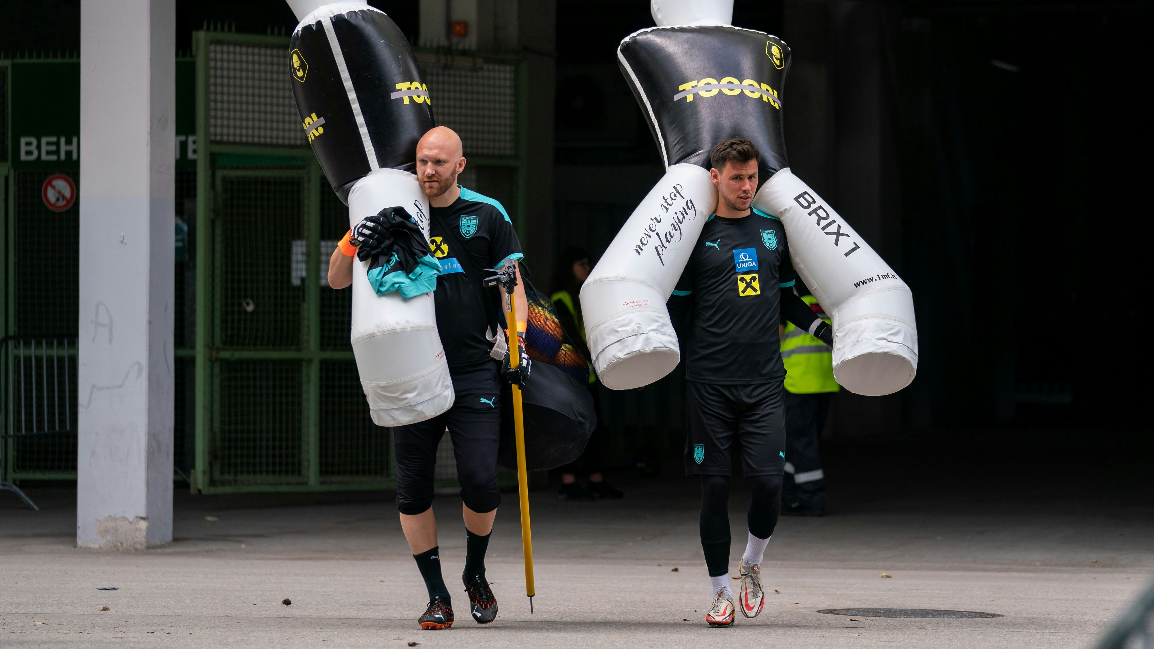 Robert Almer (l.) mit Team-Keeper Heinz Lindner