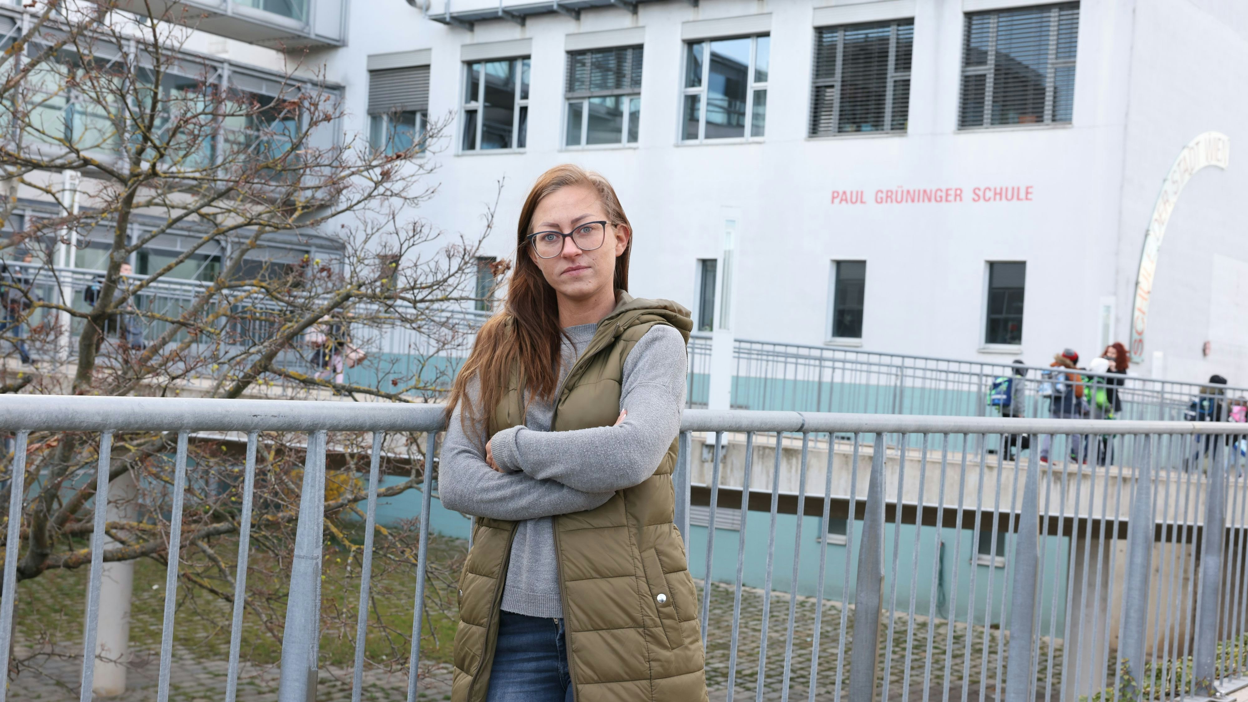 Mutter (31) vor der Paul-Grüninger-Schule in Wien-Floridsdorf.