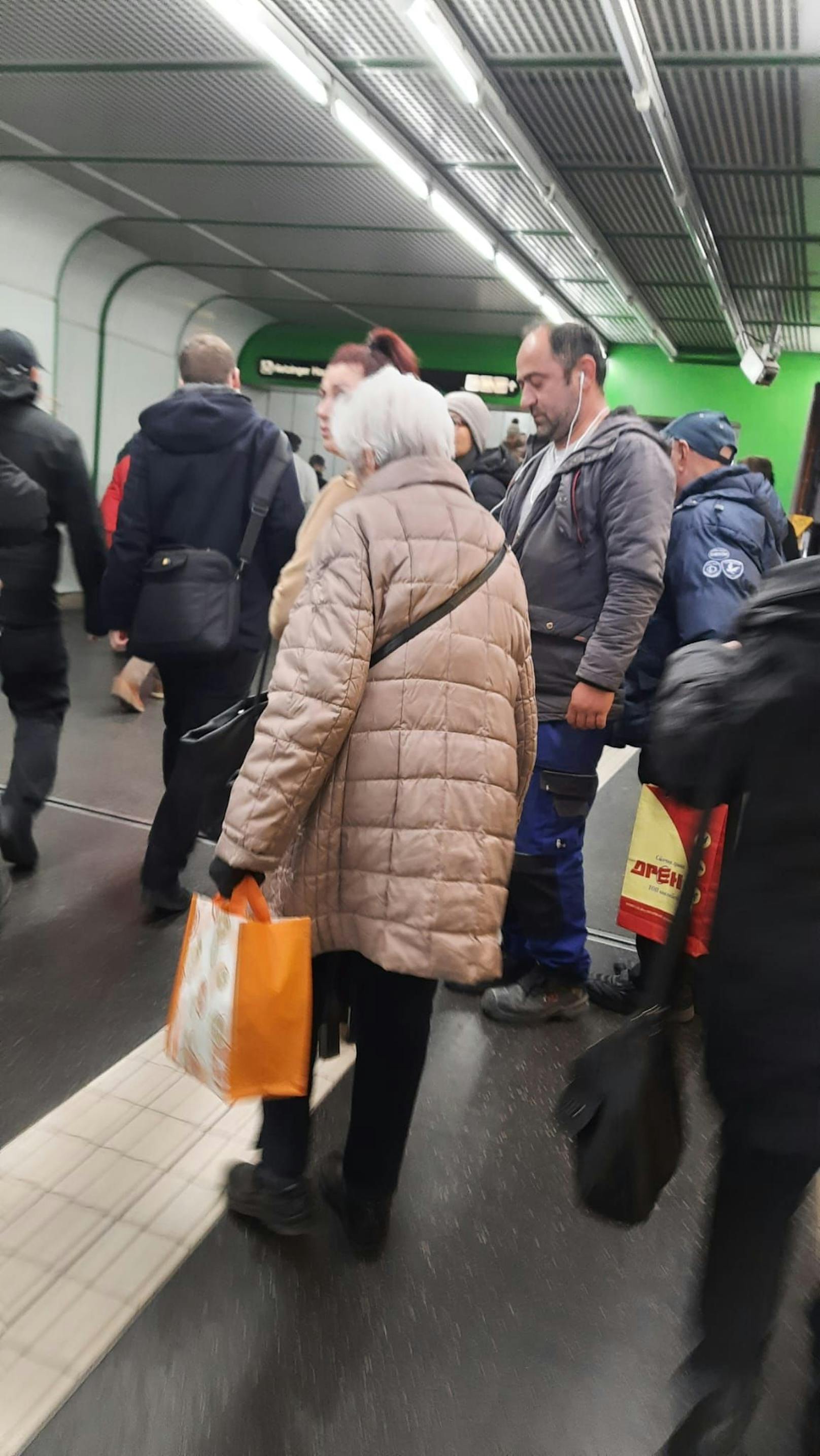 Mann stürzt vor U-Bahn – Störung sorgt für Chaos in U4