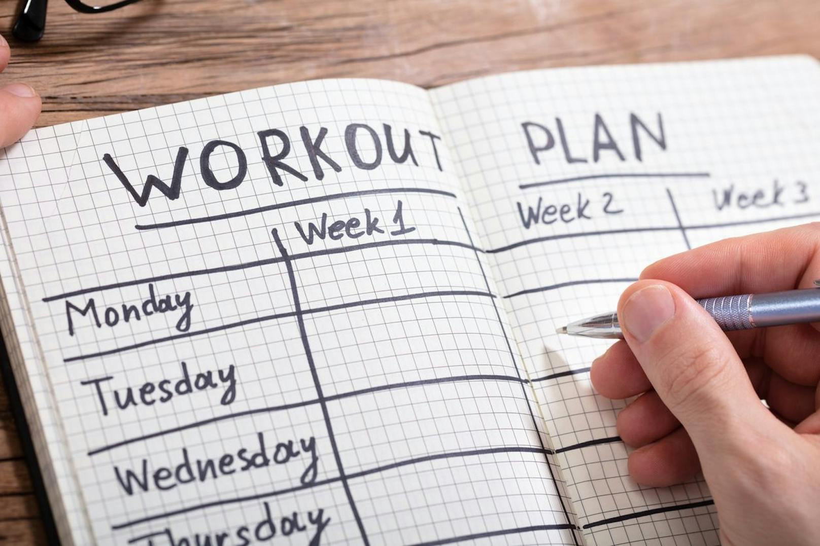 Du kannst deine Trainings-Routine in sechs Work-Outs aufteilen, die jeweils 30 Minuten dauern. An drei Tagen brauchst du Krafttrainings-Sessions und an drei weiteren Tagen ein gutes Cardio-Workout.