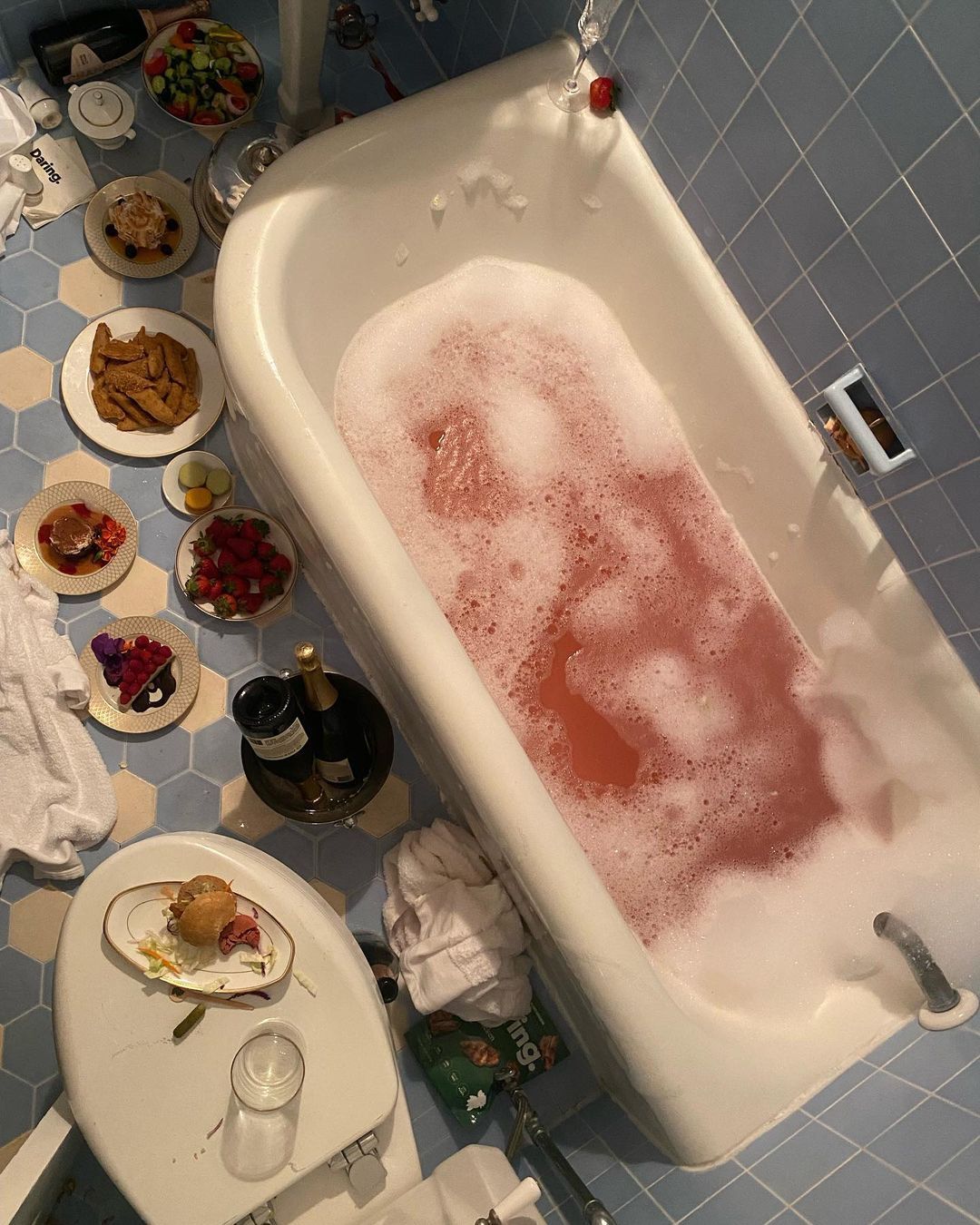 Was ist denn da los? Kourtney Kardashian erschreckt mit ihrem Badezimmer.