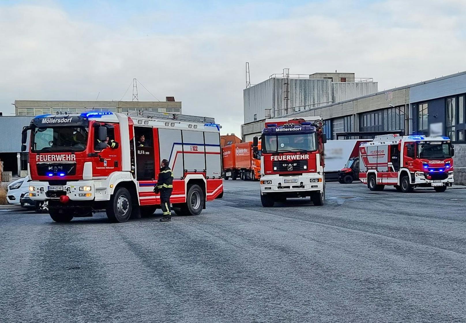 Großaufgebot: Feuerwehr mit Einsatzfahrzeugen vor Ort