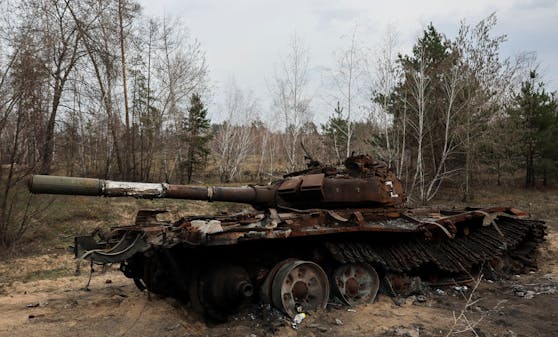 Ein zerstörter russischer Panzer nahe der Stadt Kreminna in der Ostukraine. 