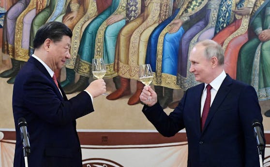 Wladimir Putin mit Chinas Präsident Xi Jinping. Der Kremlchef dürfte nicht größer als 1,70m sein – dafür wird er nun verspottet.