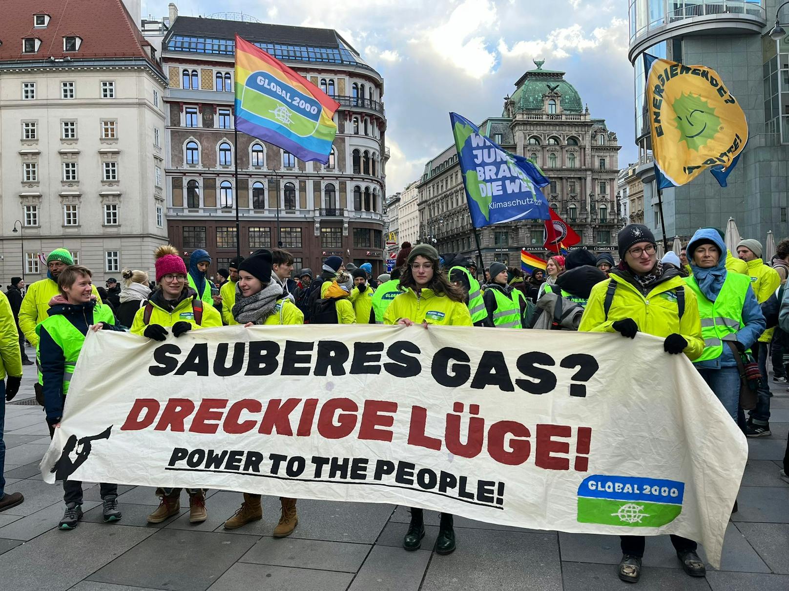 Ab 17:30 versammelten sich Klima-Aktivisten am Wiener Stephansplatz.