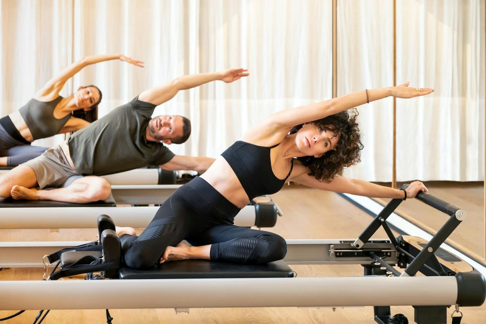 Übungen, die ebenso intensiv sind, wären ein herausforderndes Yoga-Training oder ein Pilates-Training. Diese müssen nicht täglich wiederholt werden, ansonsten überanstrengst du deinen Körper.