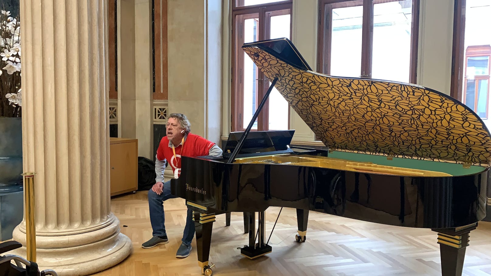 "Weg mit diesem Sch**ß" – Mann klebt sich an Gold-Klavier