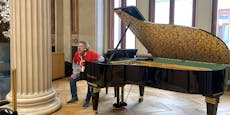 "Weg mit diesem Sch**ß" – Mann klebt sich an Gold-Klavier