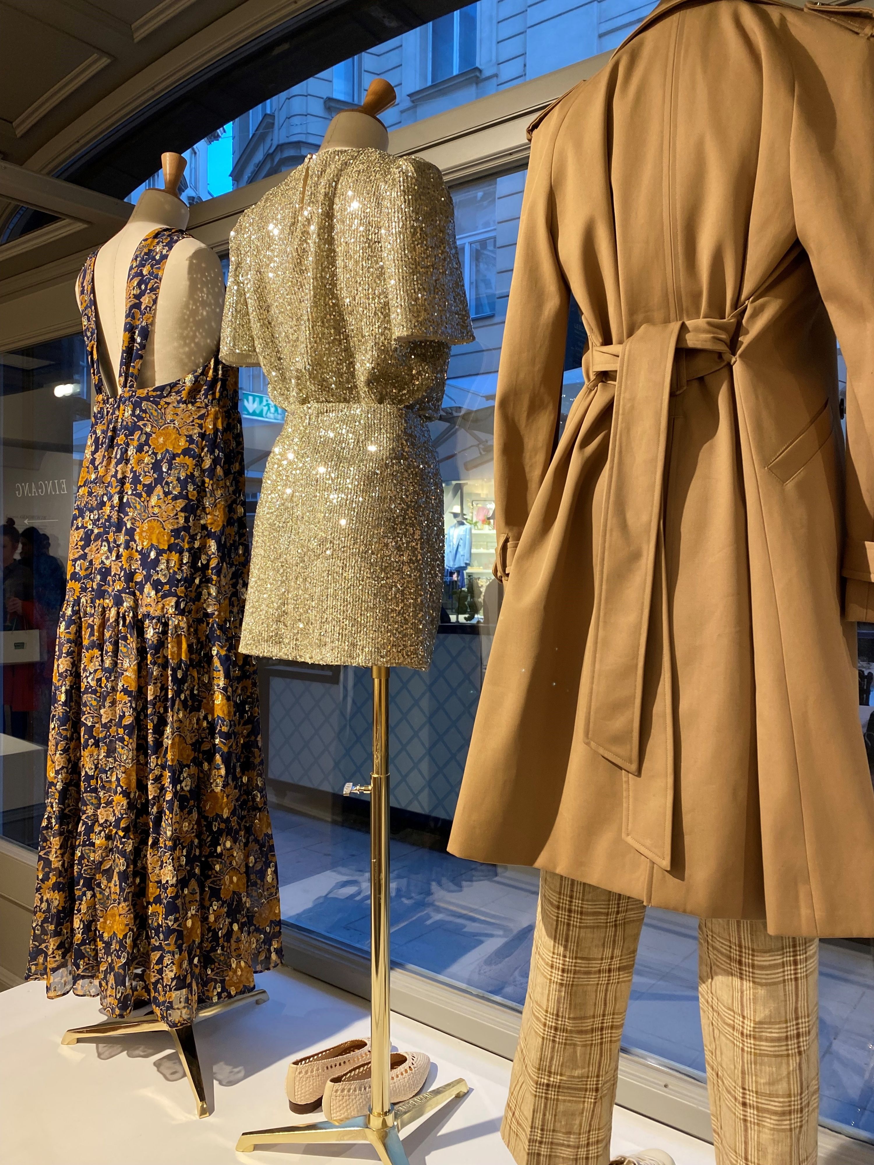 Neben den Frühlingsteilen gibt es auf 250 Quadratmetern auch Taschen, Schuhe und natürlich Schmuck - alles im Stil der Pariserinnen.