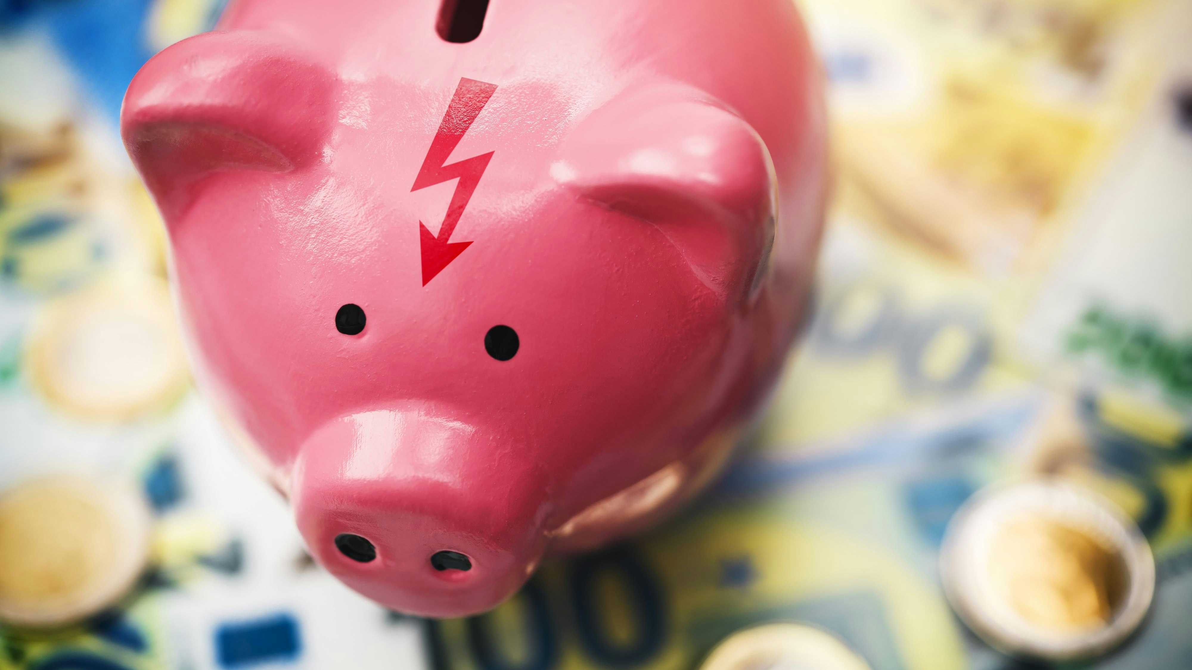 Download von www.picturedesk.com am 28.03.2023 (15:33).  Sparschwein mit Strompfeil auf Geldscheinen, Symbolfoto Strompreise - 20230316_PD21281 - Rechteinfo: Rights Managed (RM)