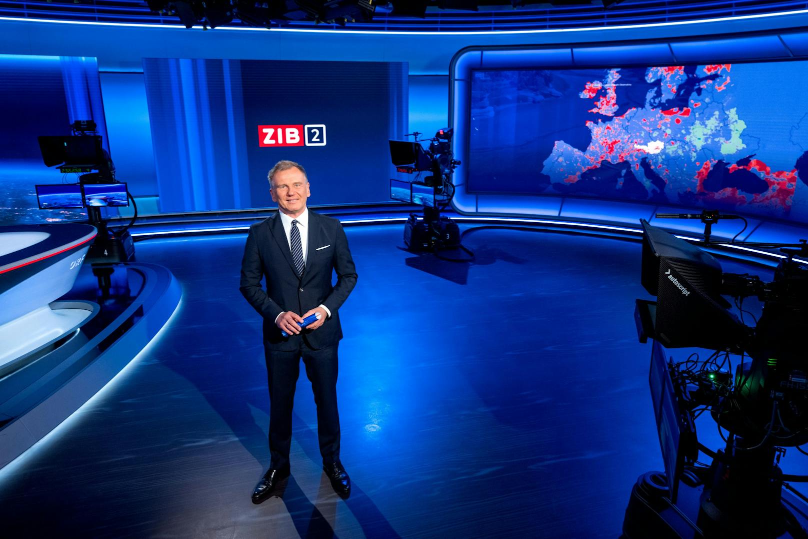 Zeitgleich ausgestrahlt führt Armin Wolf aber auch im neuen TV-Studio durch die ZIB2 auf ORF2.