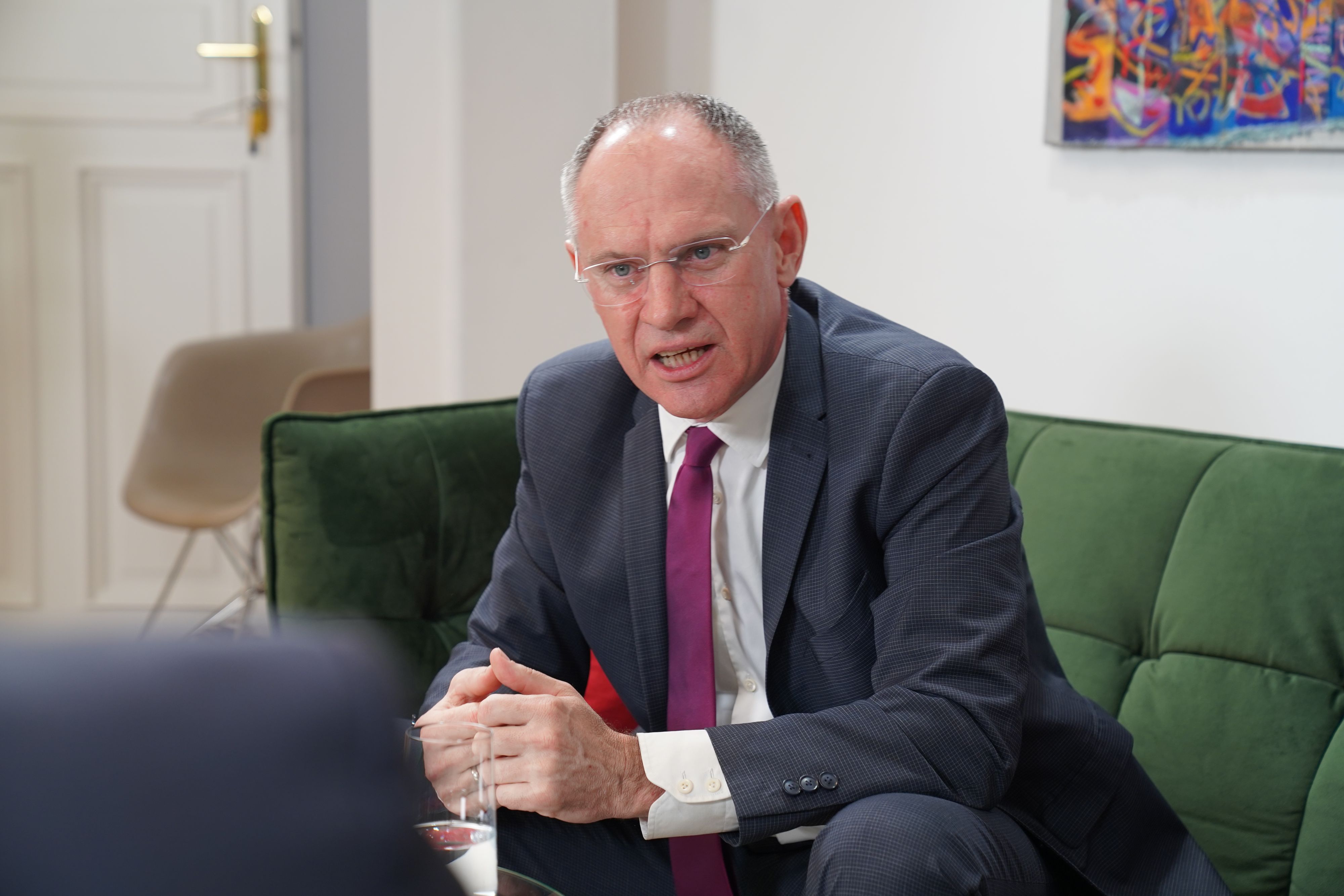 Innenminister Karner verteidigt den umstrittenen Pfefferspray-Einsatz der Polizei.