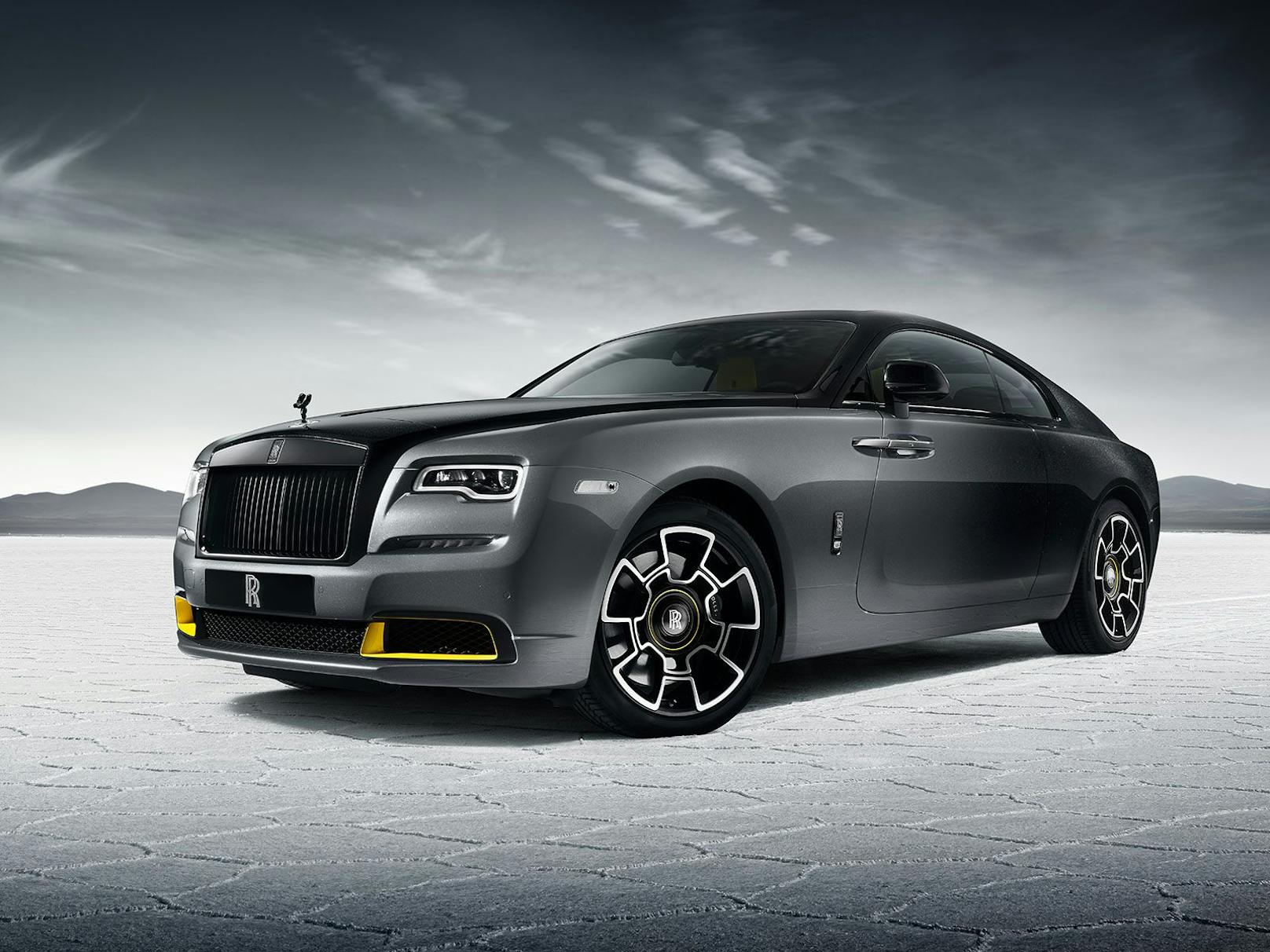 Gelbe Dekorelemente verleihen dem Rolls Royce Black Badge Wraith Black Arrow einen sportlichen Touch.