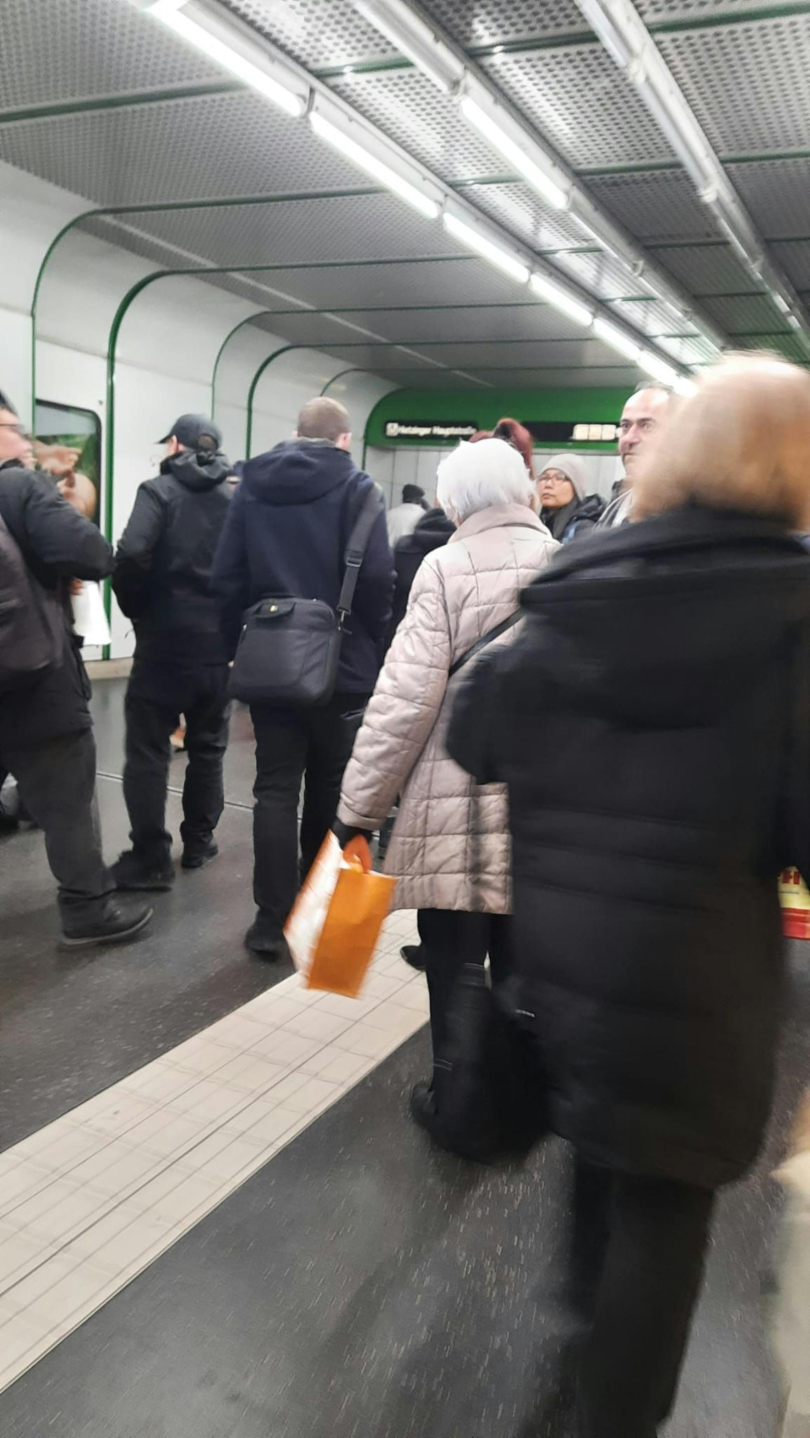 Mann stürzt vor U-Bahn – Störung sorgt für Chaos in U4