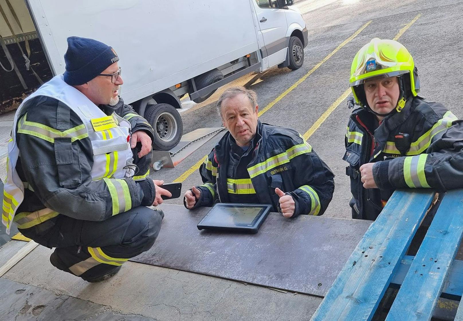 Für die Bergung der beschädigten Behältnisse und zur weiteren Kontrolle der Ladefläche setzte die Feuerwehr einen Trupp unter Atemschutz mit Schutzanzügen der Stufe 2 ein.