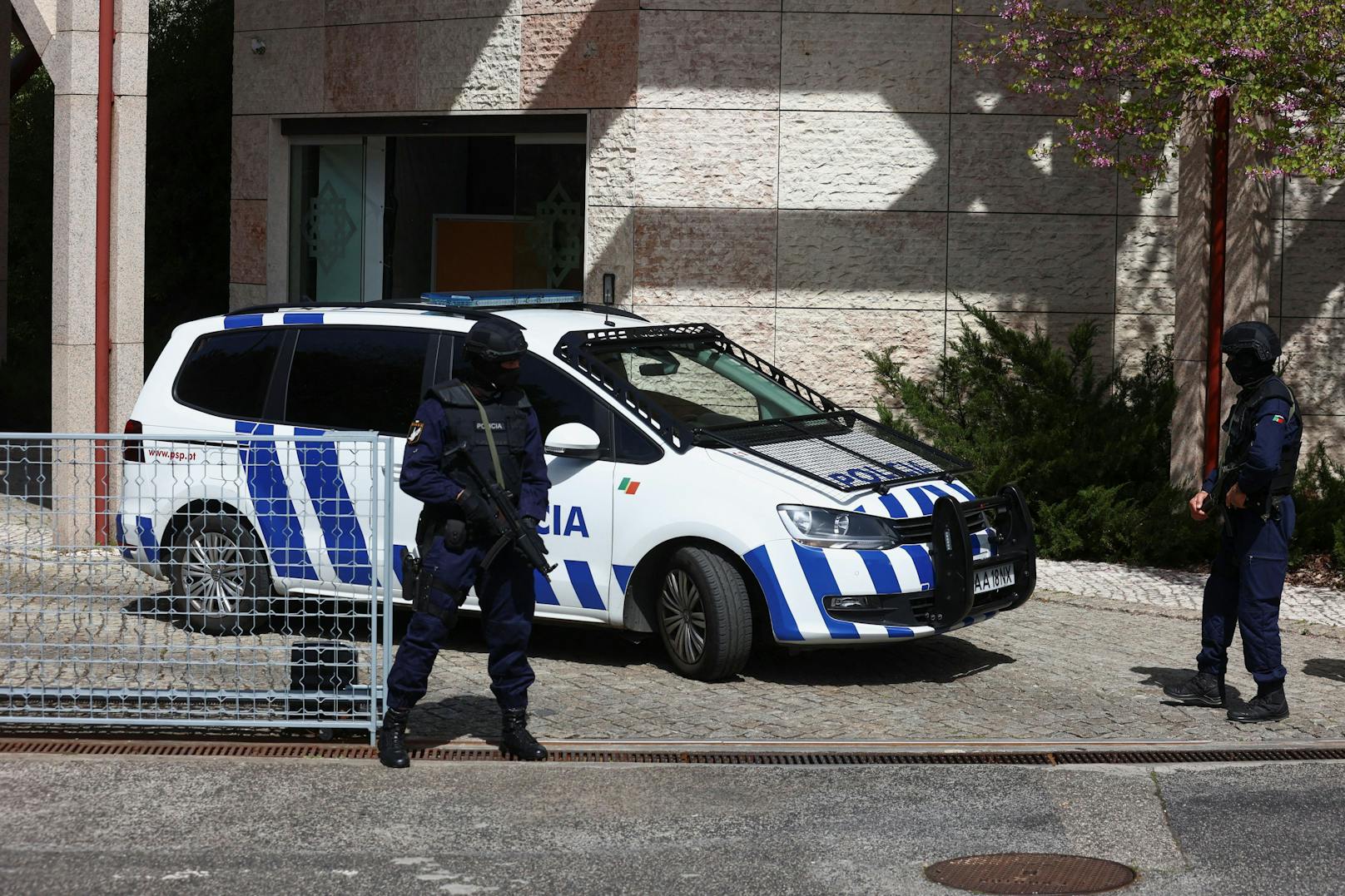 Bei einem Messerangriff vor einem muslimischen Zentrum in Lissabon wurden mindestens zwei Personen getötet.