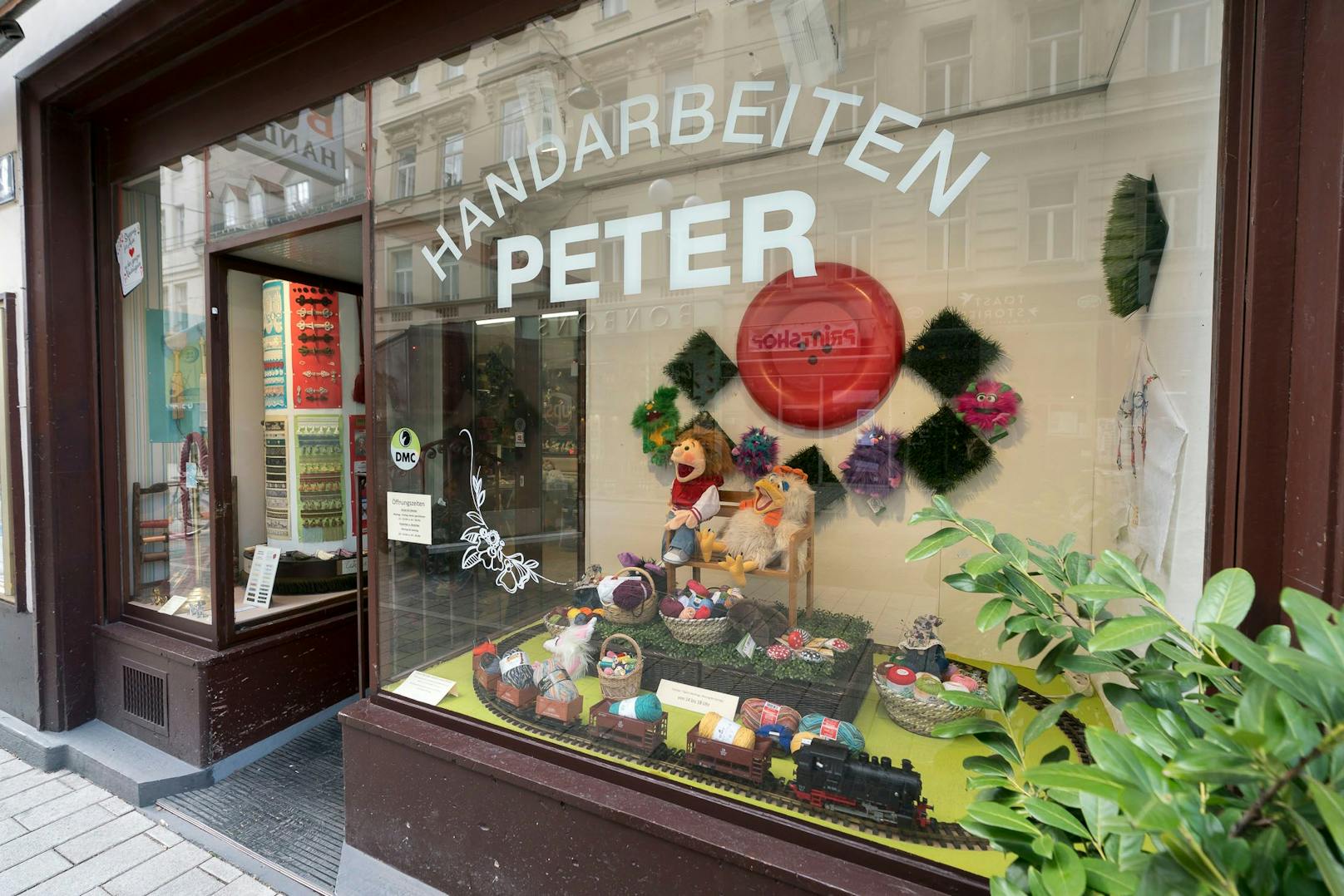 Das rechte Schaufenster gestaltet Frau Peter, das rechte ihr Mann