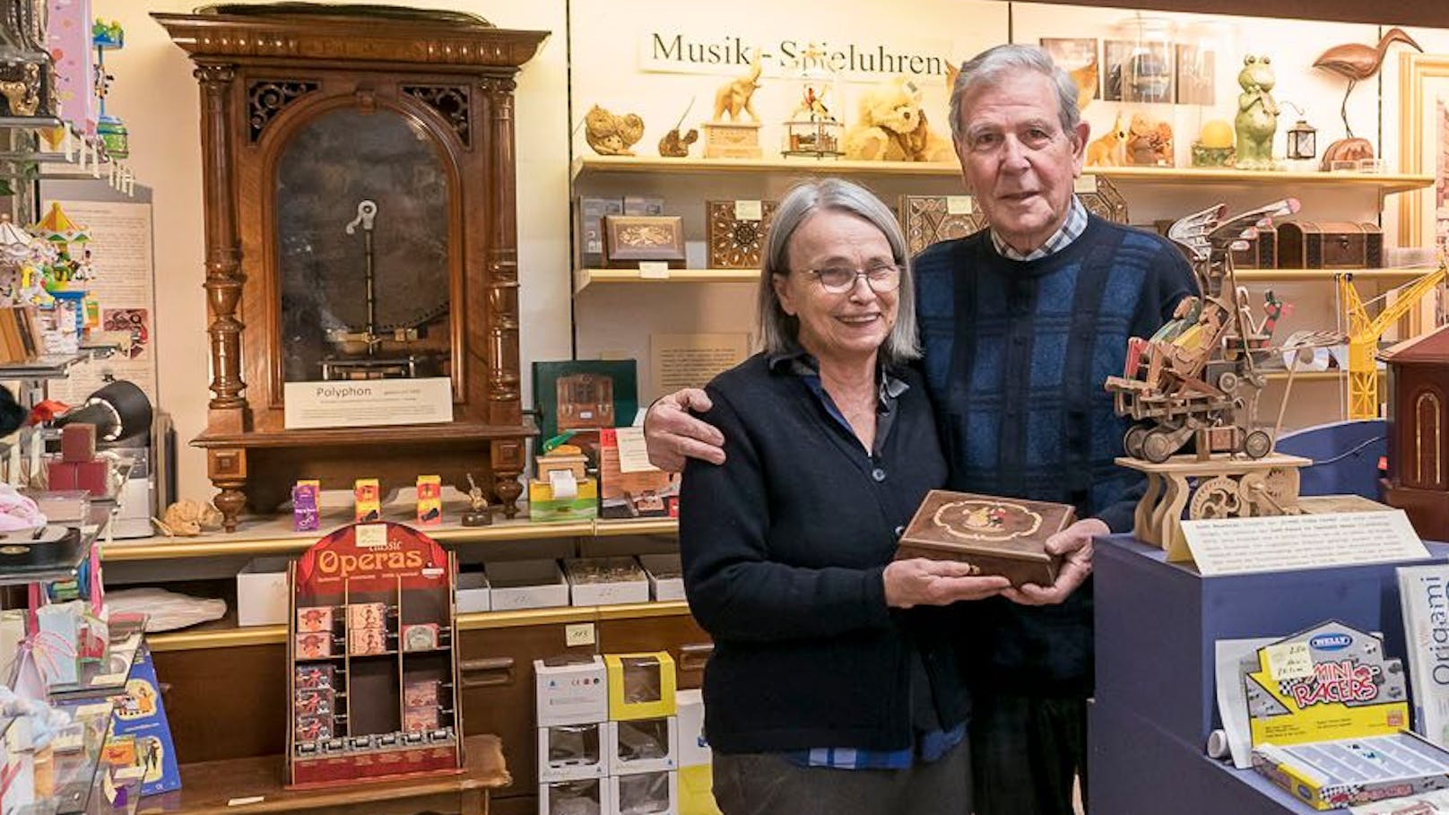 Gabriele und Karlheinz Peter in ihrem Geschäft. Neben Handarbeits-Artikeln gibt es auch Spieluhren aus mehreren Jahrhunderten.