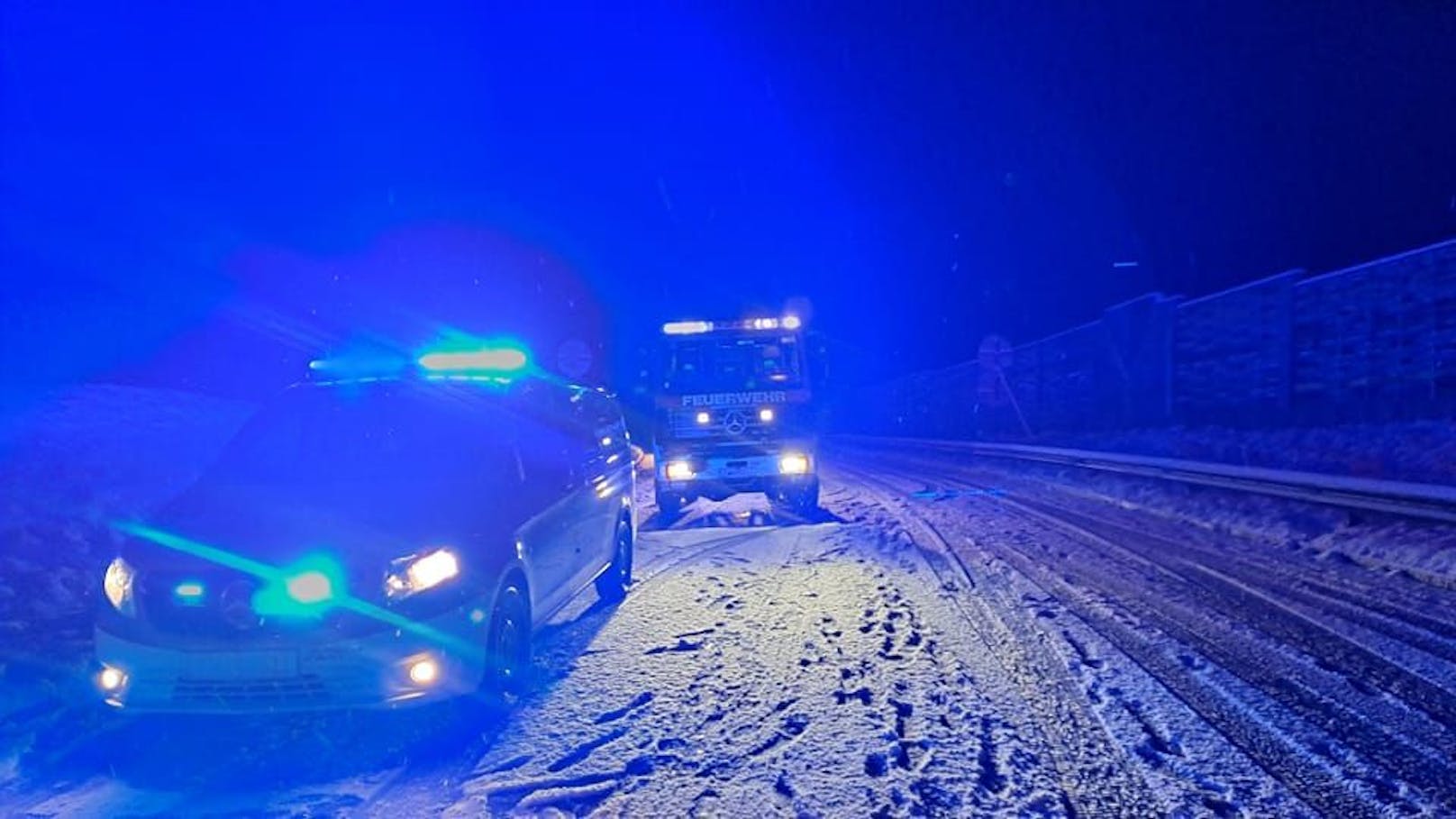 Einsatzkräfte in der verschneiten Wanne Stainach (Bezirk Liezen) nach einem Lkw-Unfall auf der B320 am 28. März 2023.